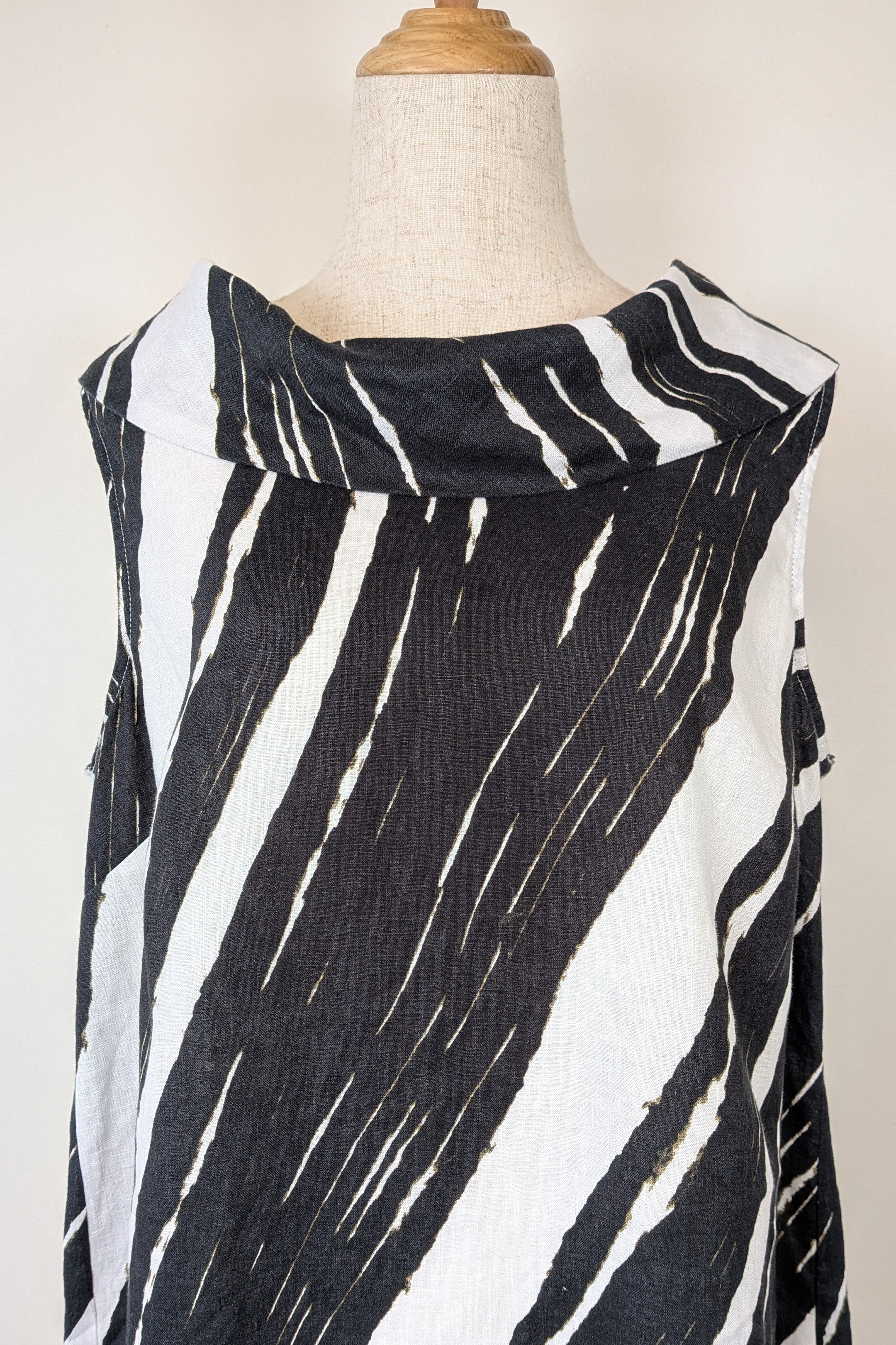 See Saw Black White Abstract Print 100% Linen Cowl Neck Top Size 12