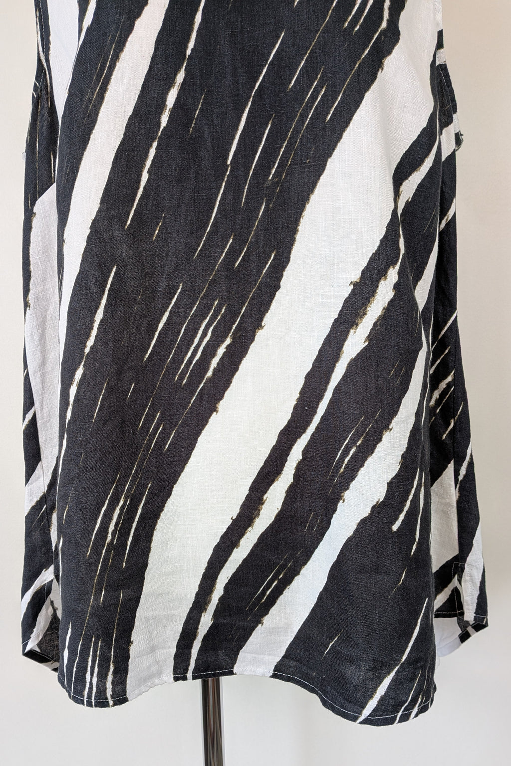 See Saw Black White Abstract Print 100% Linen Cowl Neck Top Size 12