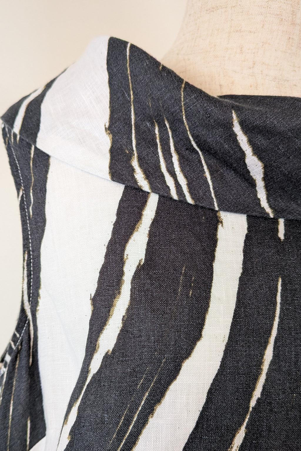 See Saw Black White Abstract Print 100% Linen Cowl Neck Top Size 12