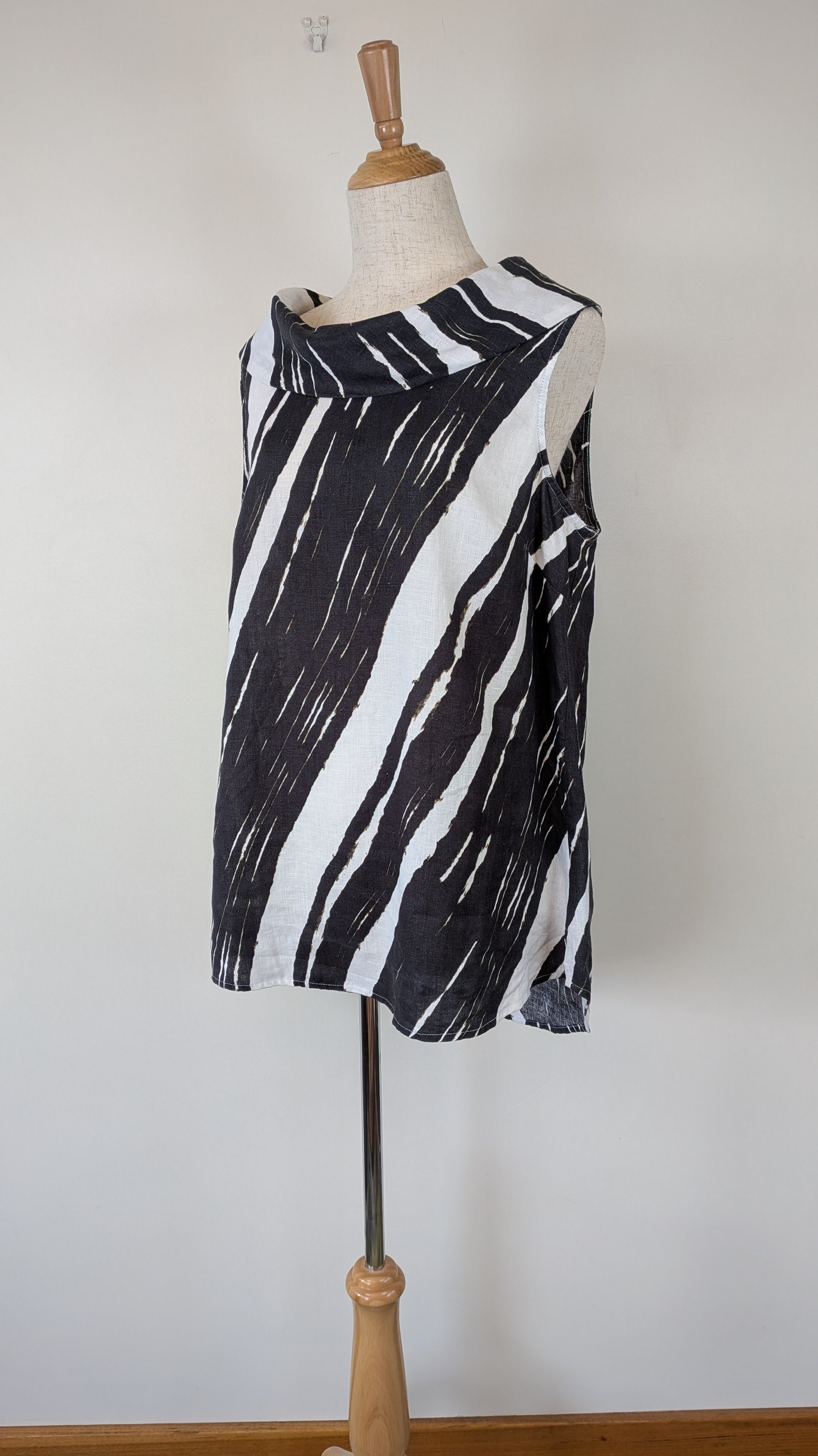 See Saw Black White Abstract Print 100% Linen Cowl Neck Top Size 12