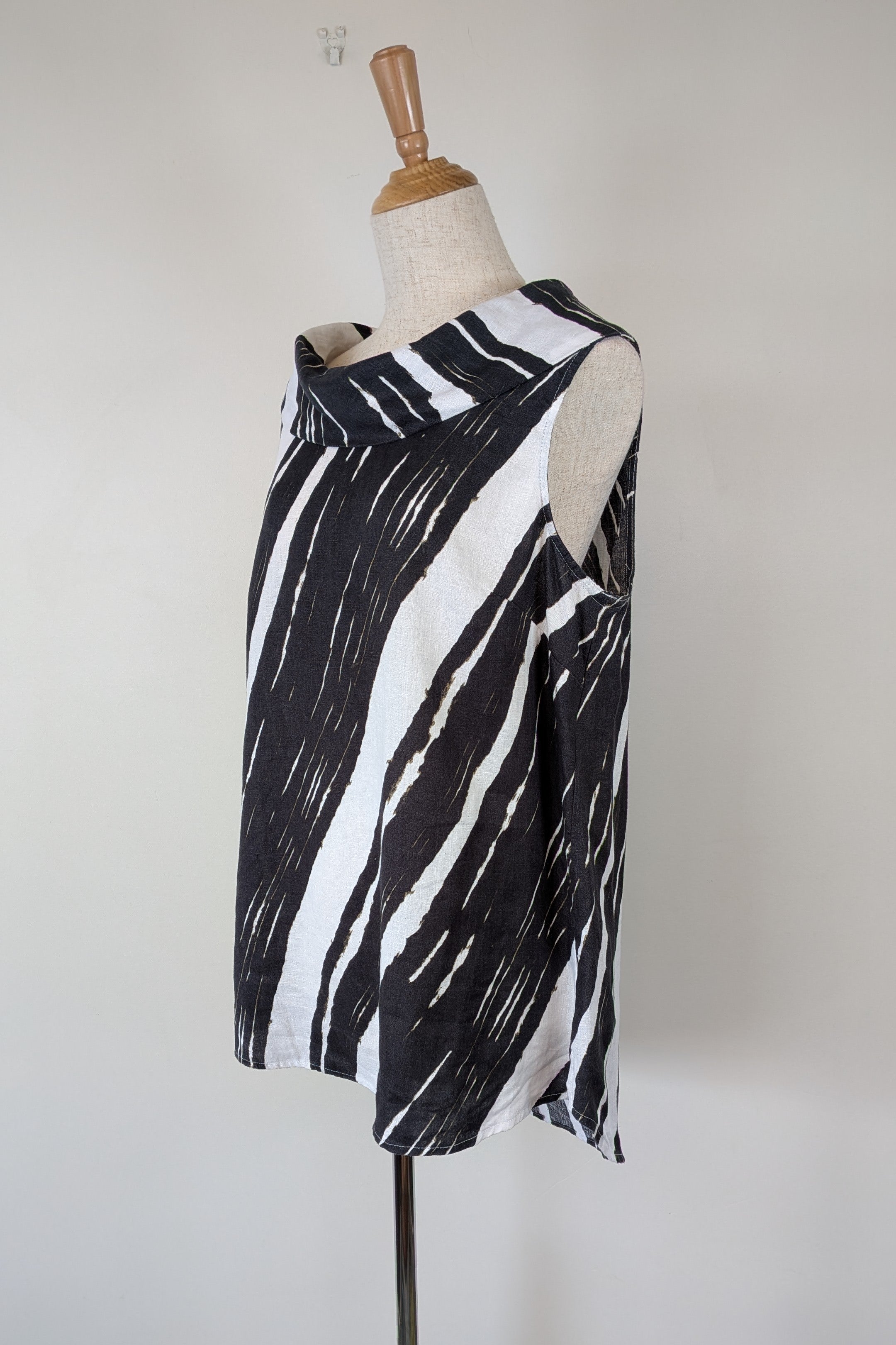 See Saw Black White Abstract Print 100% Linen Cowl Neck Top Size 12