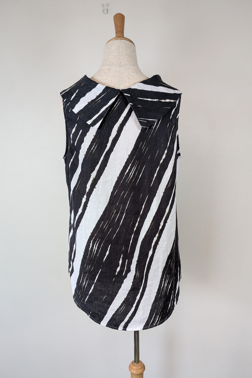 See Saw Black White Abstract Print 100% Linen Cowl Neck Top Size 12