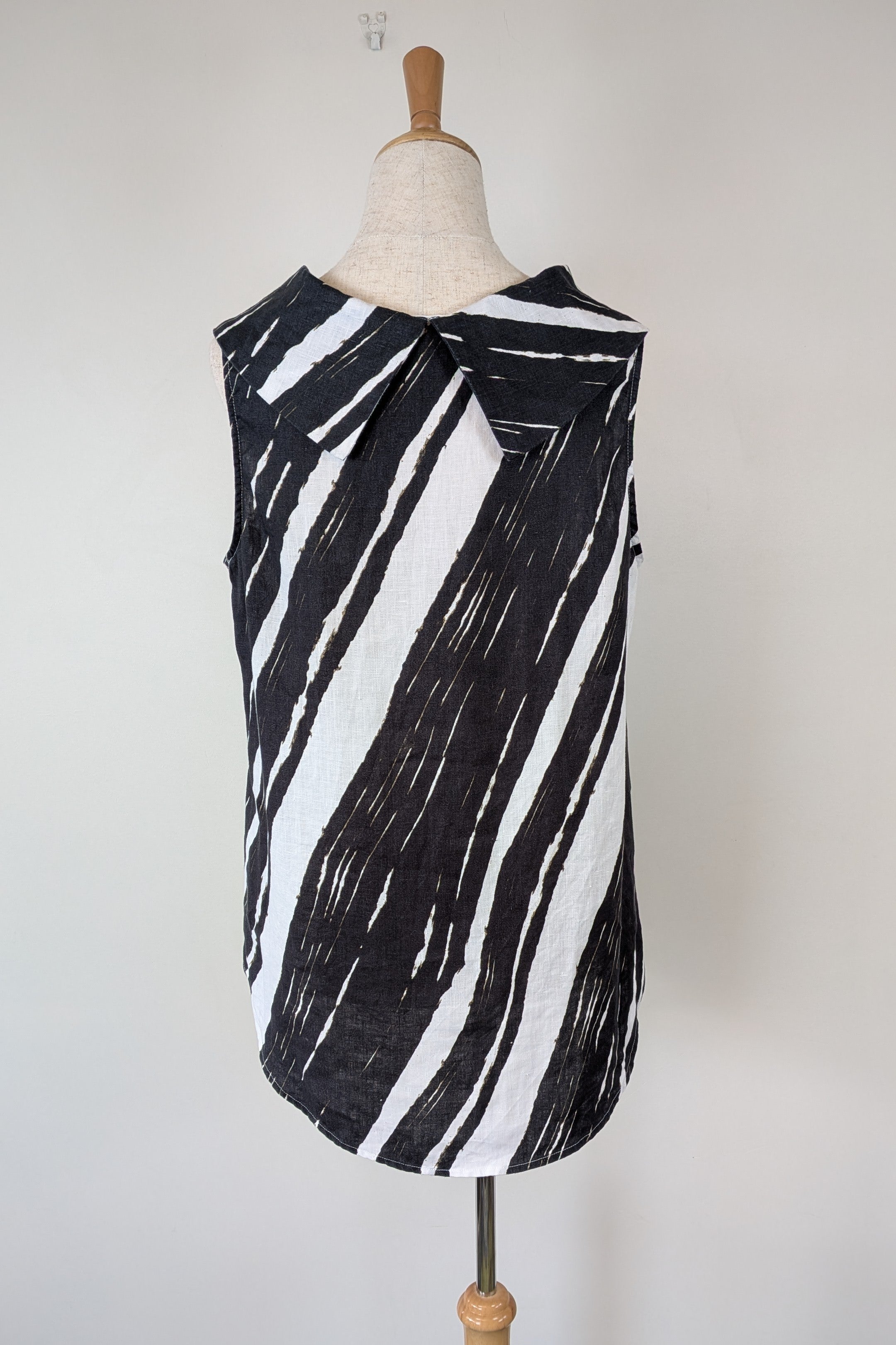 See Saw Black White Abstract Print 100% Linen Cowl Neck Top Size 12