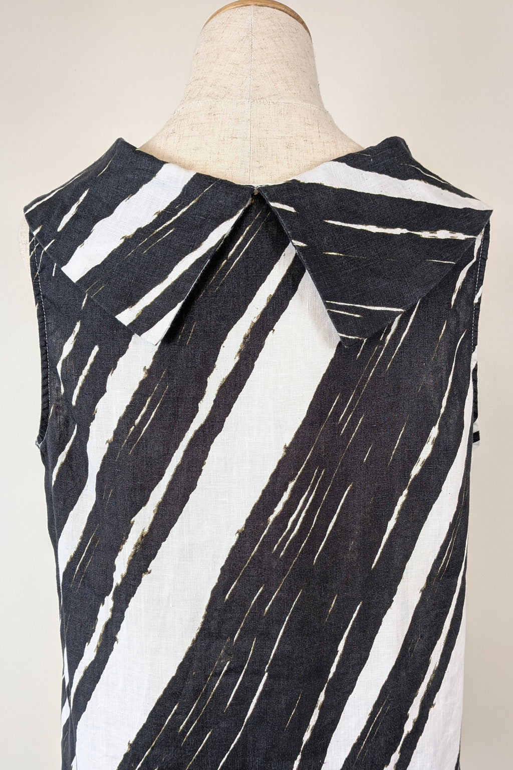 See Saw Black White Abstract Print 100% Linen Cowl Neck Top Size 12