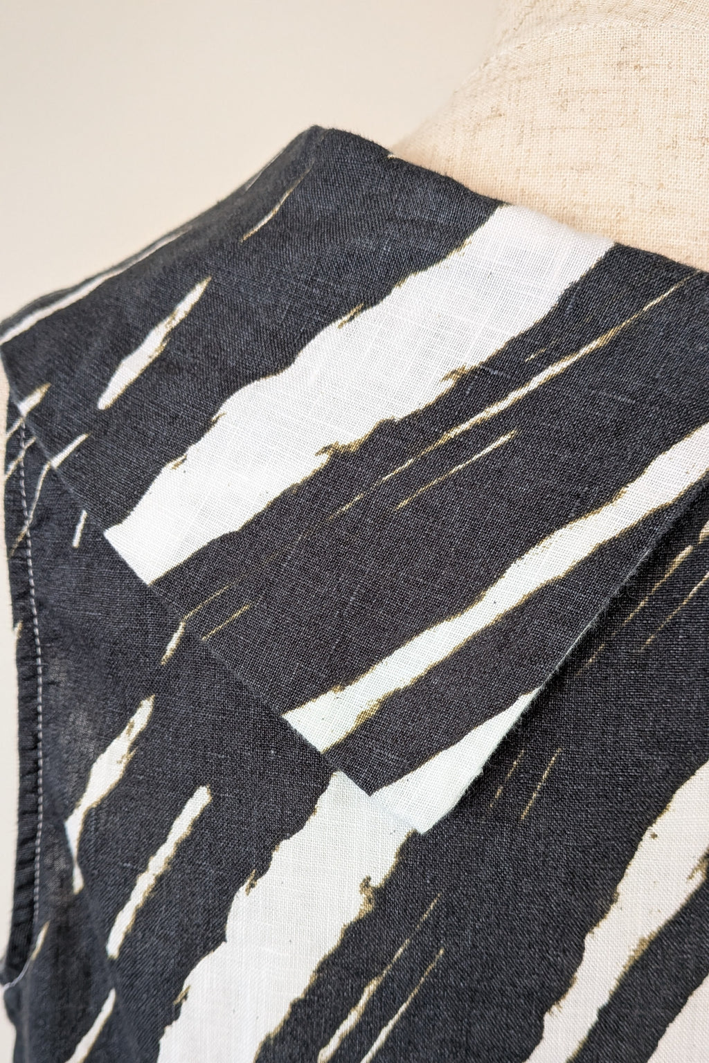 See Saw Black White Abstract Print 100% Linen Cowl Neck Top Size 12