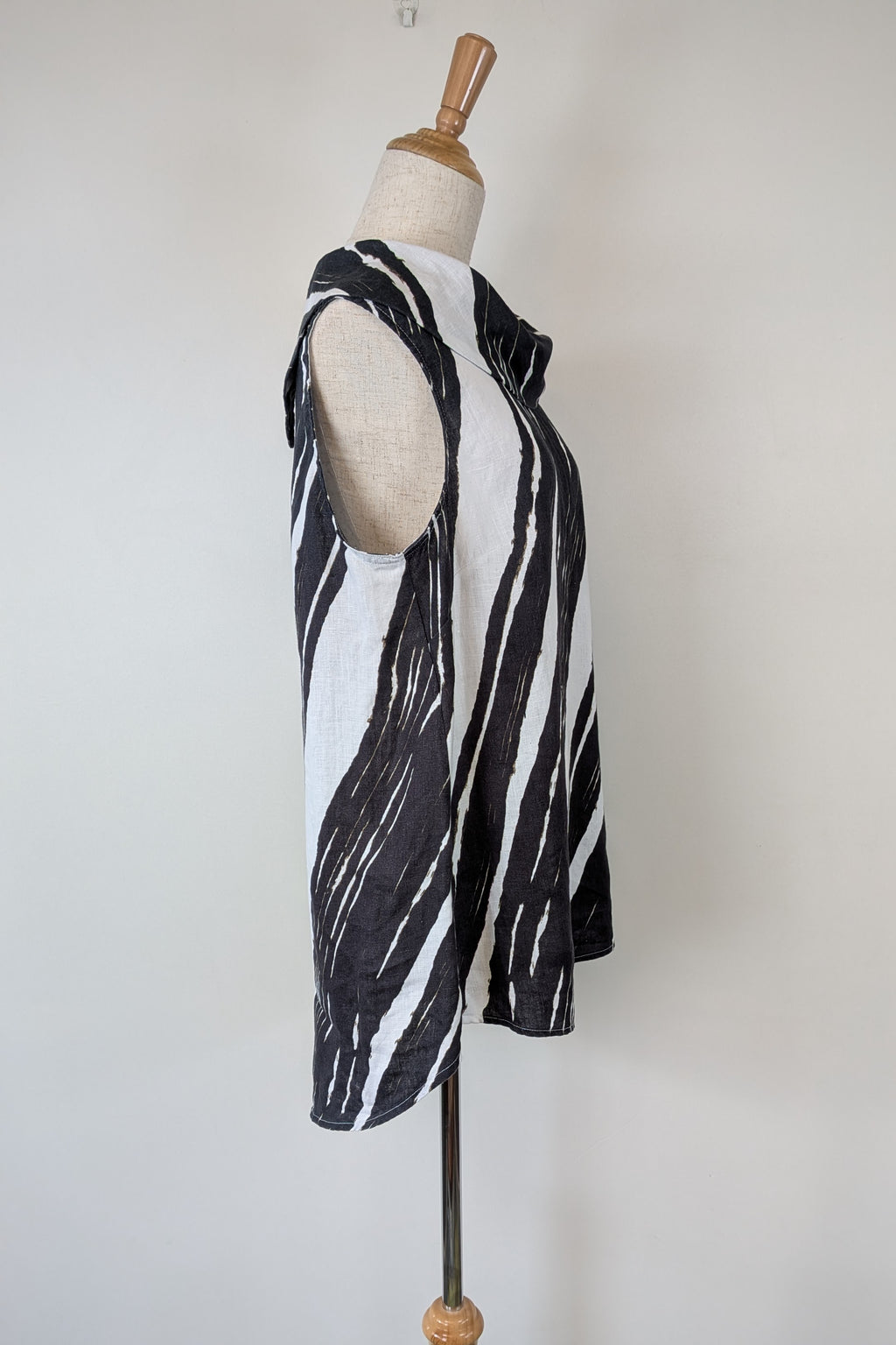 See Saw Black White Abstract Print 100% Linen Cowl Neck Top Size 12