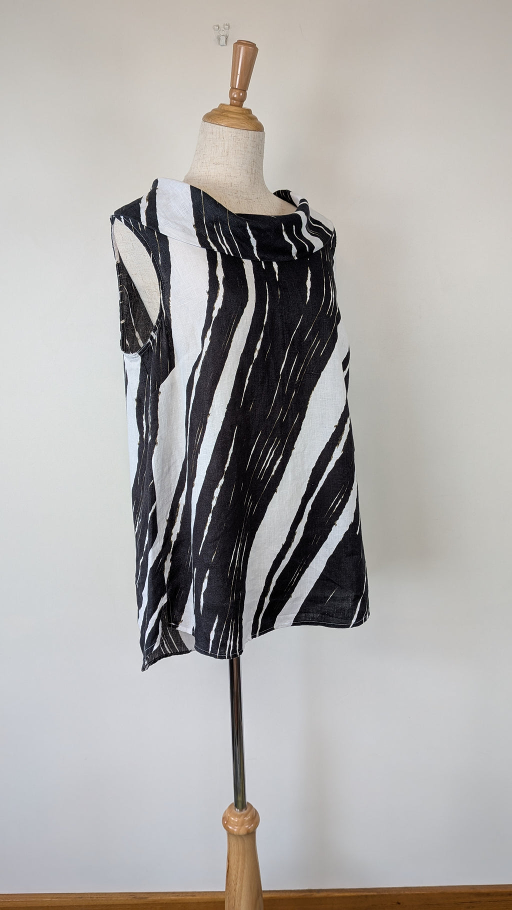 See Saw Black White Abstract Print 100% Linen Cowl Neck Top Size 12