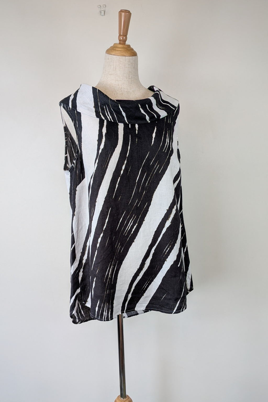 See Saw Black White Abstract Print 100% Linen Cowl Neck Top Size 12