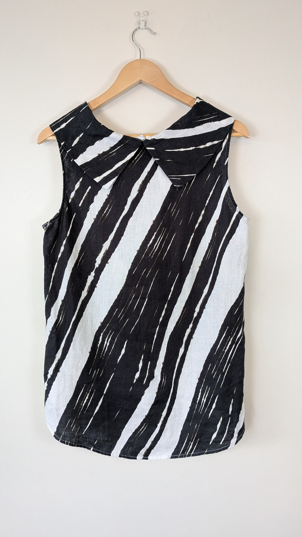 See Saw Black White Abstract Print 100% Linen Cowl Neck Top Size 12