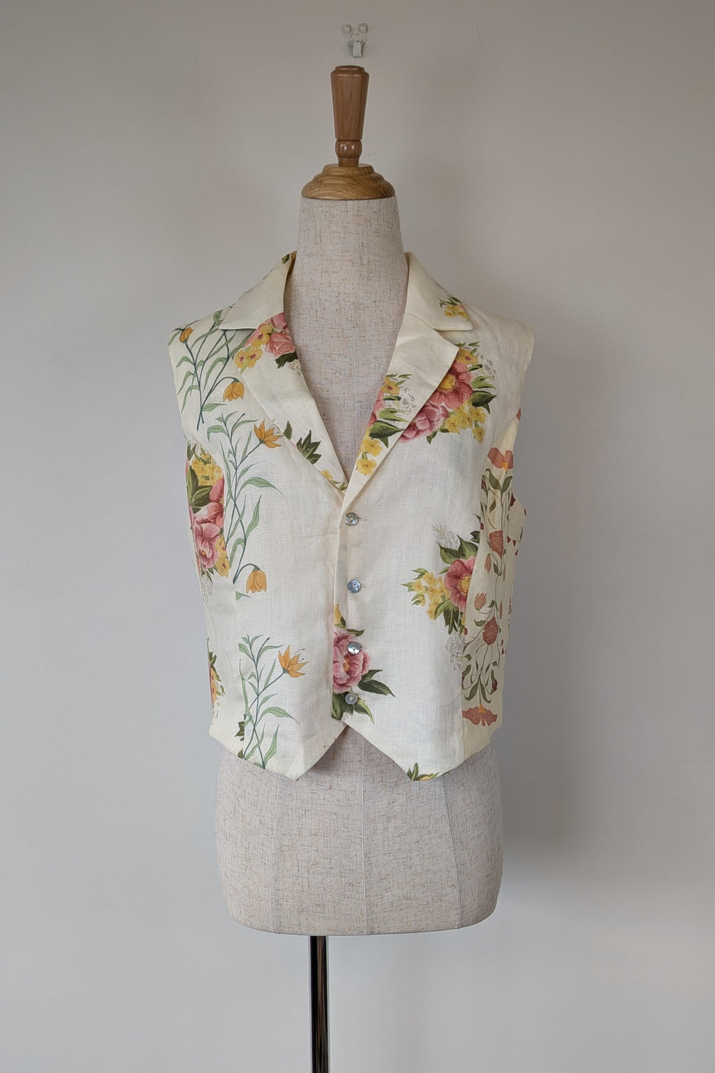 VRG GRL 100% Linen Floral Vest Size 8 BNWT