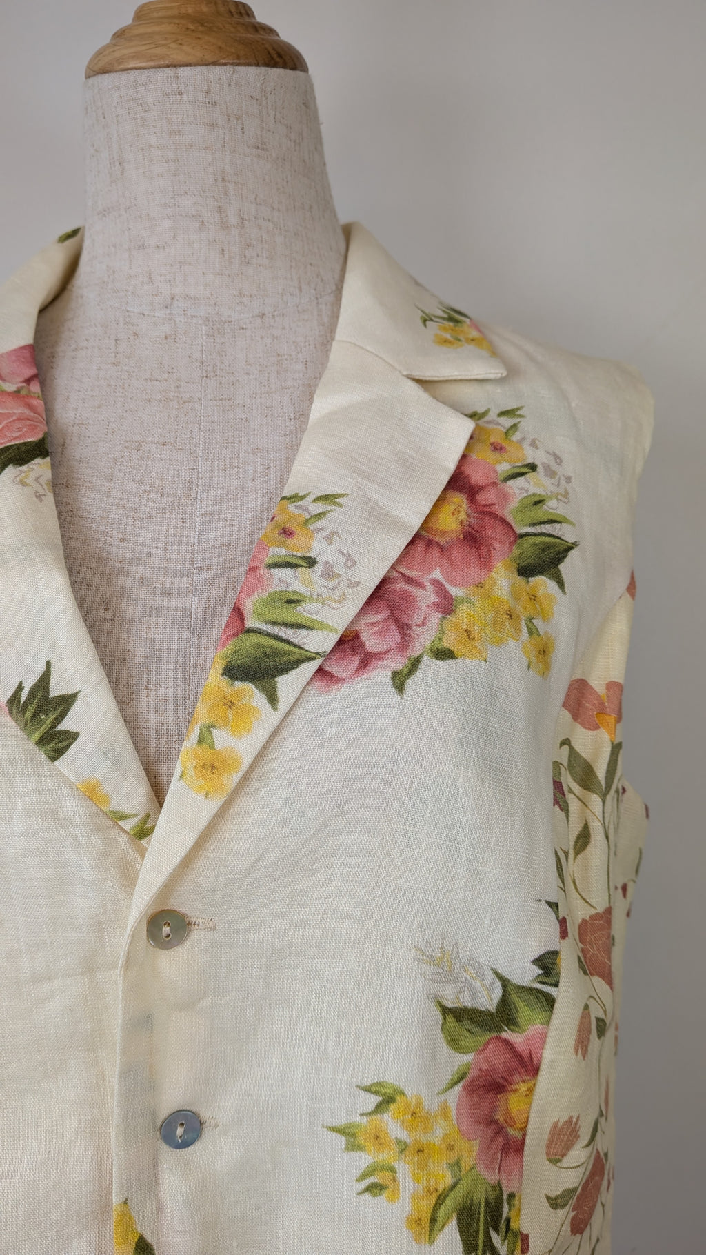 VRG GRL 100% Linen Floral Vest Size 8 BNWT
