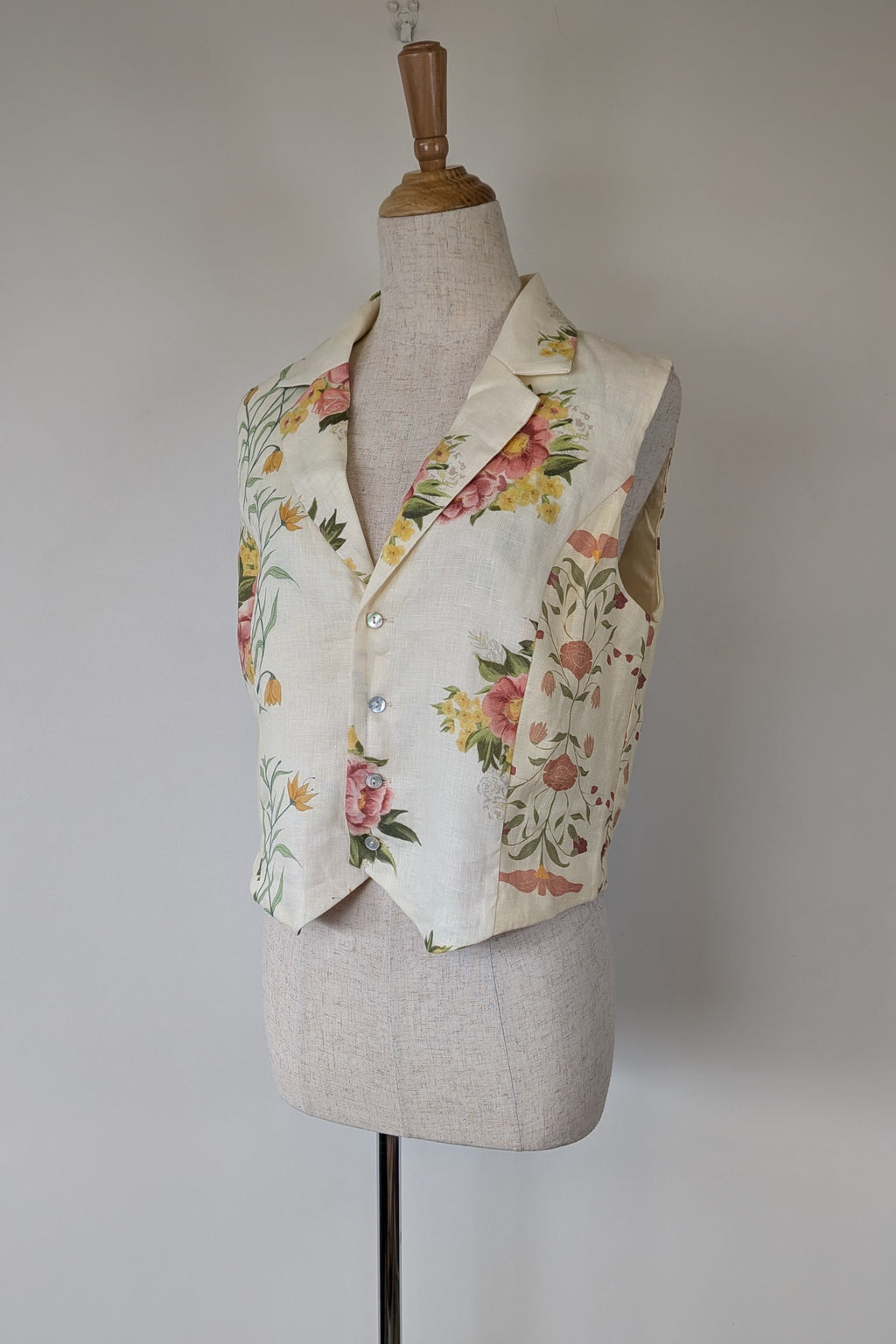 VRG GRL 100% Linen Floral Vest Size 8 BNWT