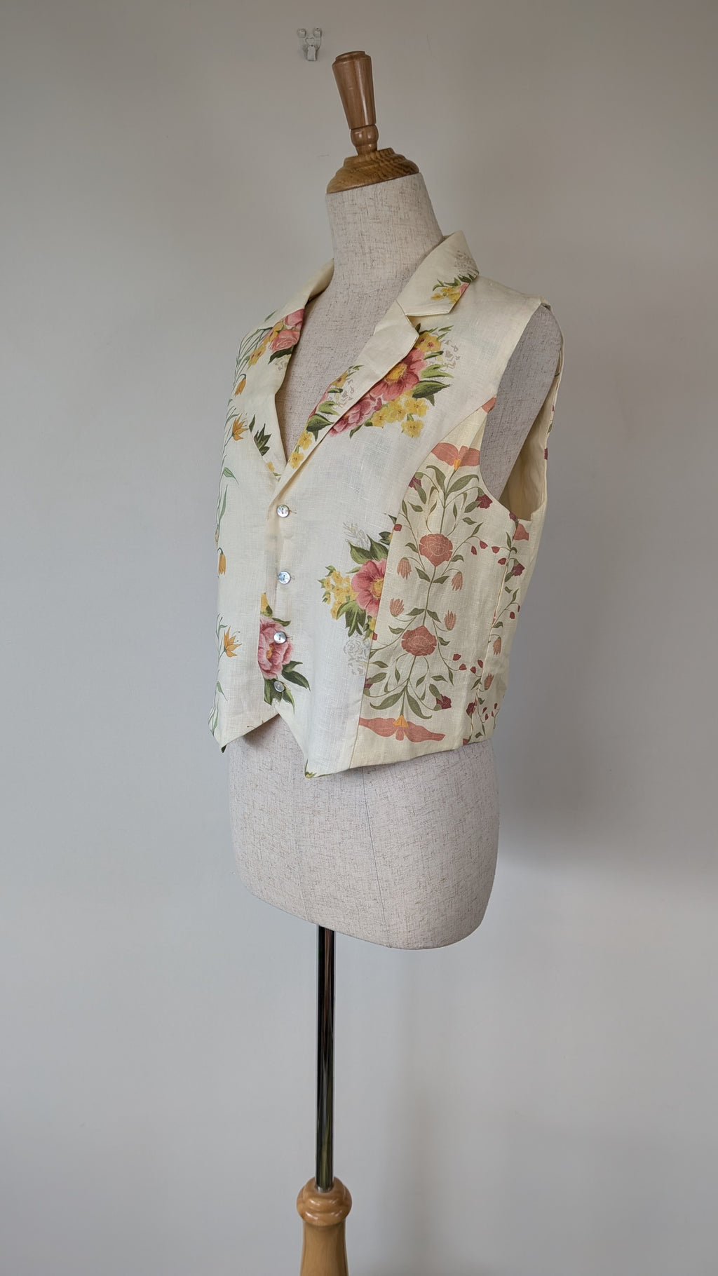 VRG GRL 100% Linen Floral Vest Size 8 BNWT