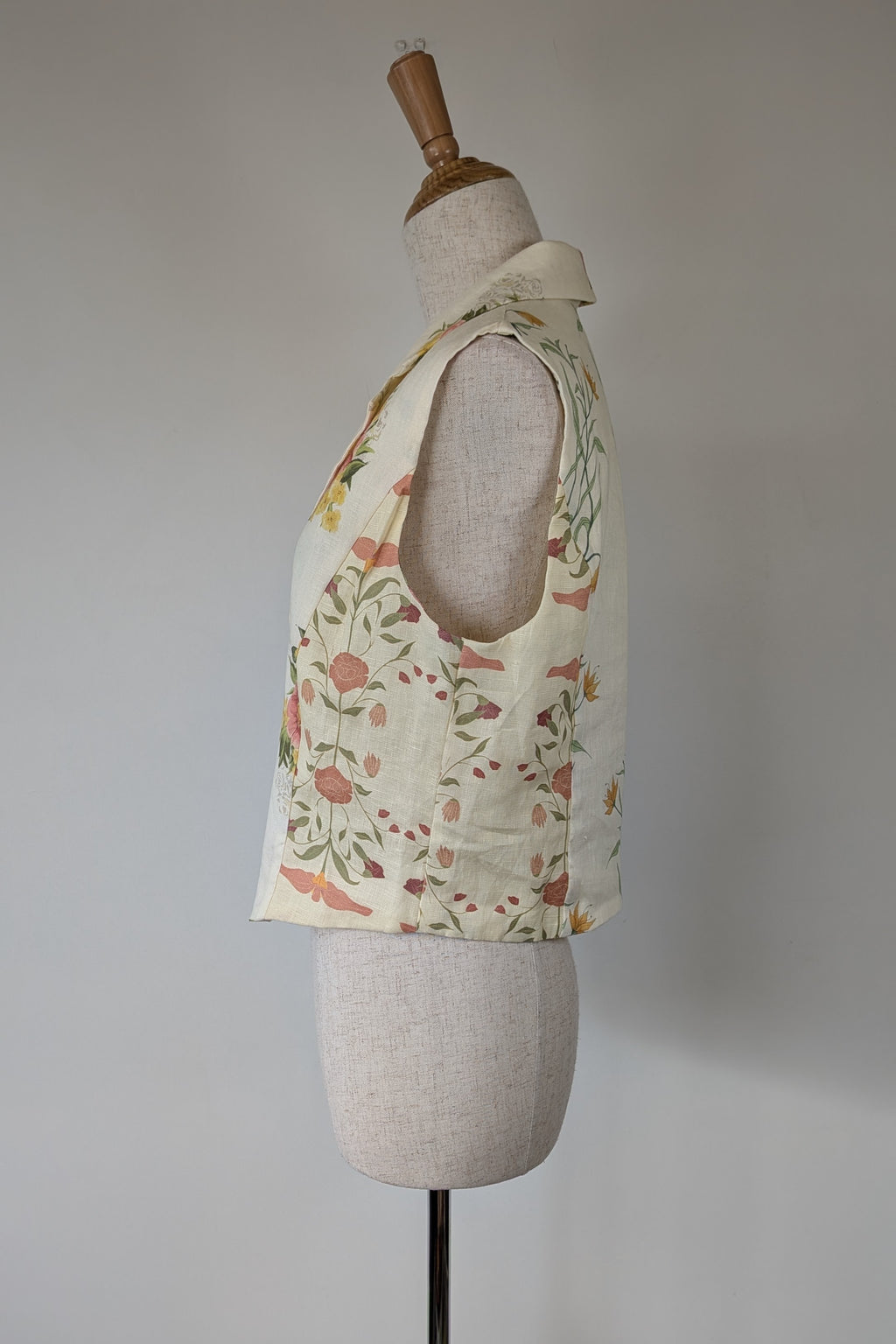 VRG GRL 100% Linen Floral Vest Size 8 BNWT