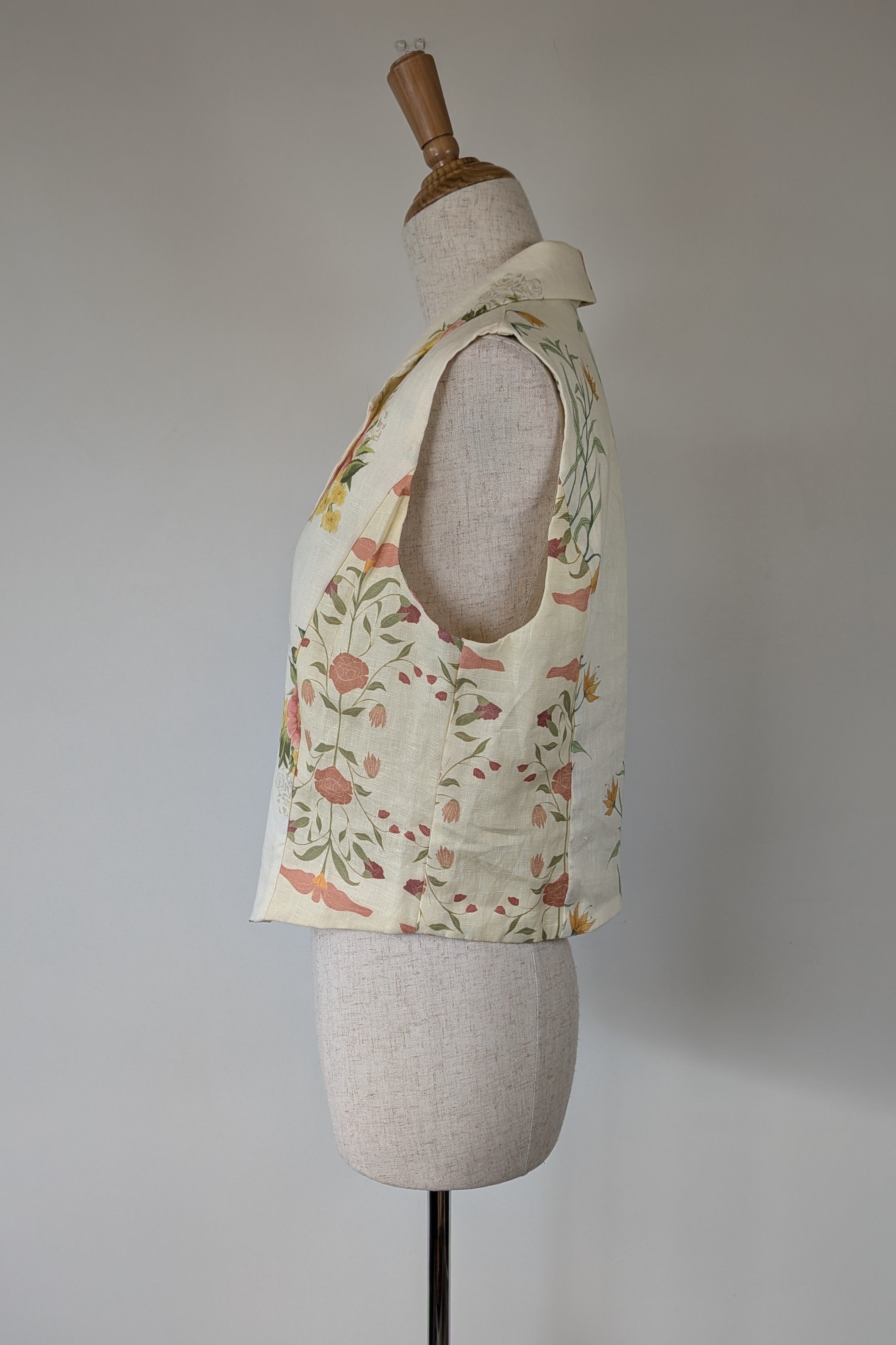 VRG GRL 100% Linen Floral Vest Size 8 BNWT
