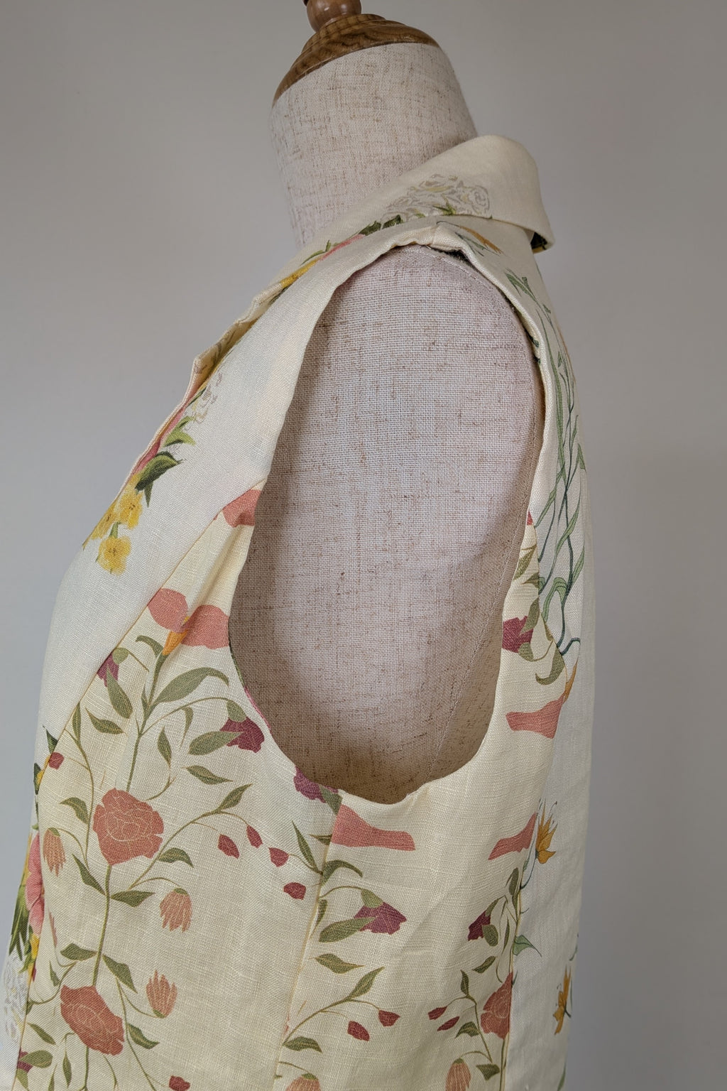 VRG GRL 100% Linen Floral Vest Size 8 BNWT