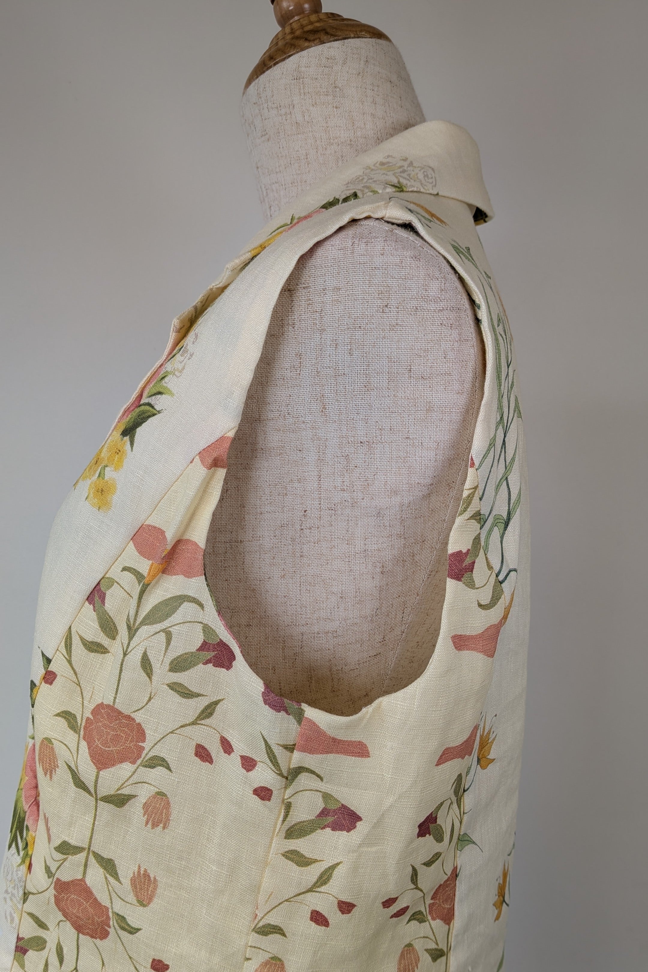 VRG GRL 100% Linen Floral Vest Size 8 BNWT