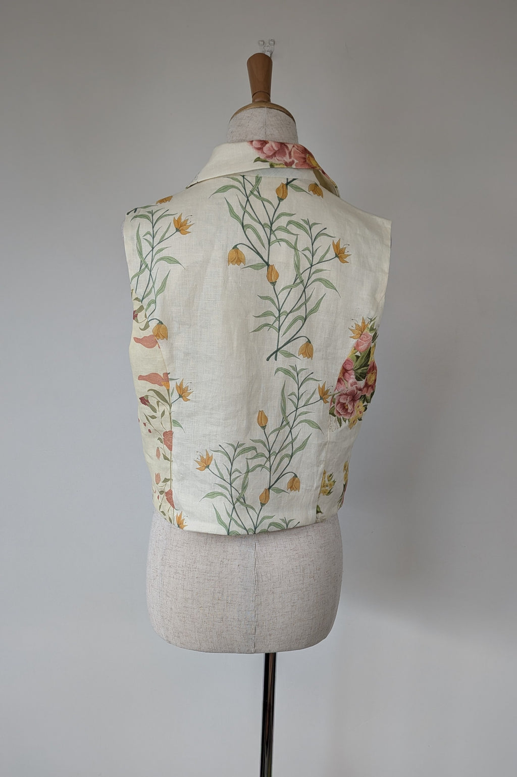 VRG GRL 100% Linen Floral Vest Size 8 BNWT