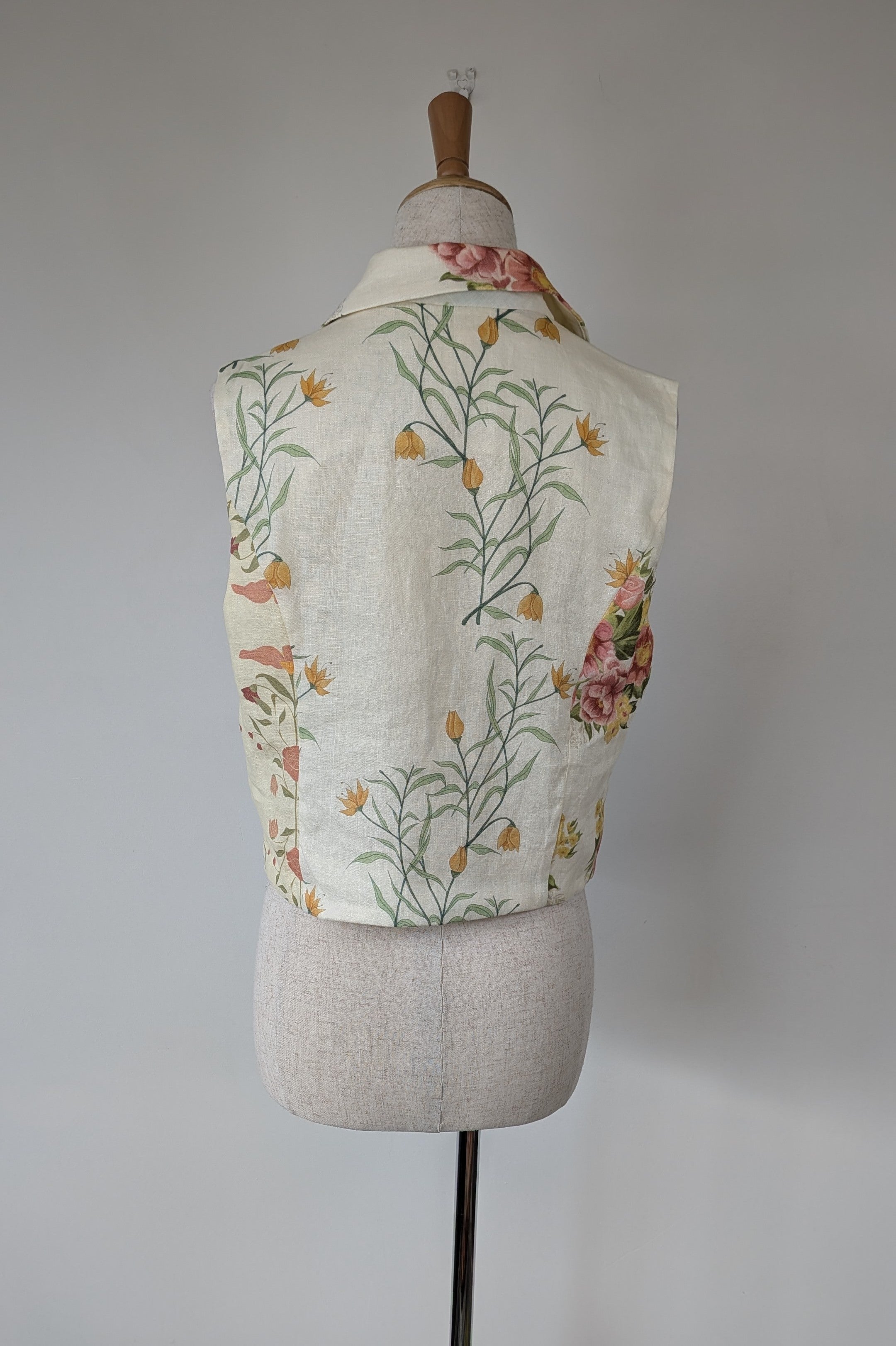 VRG GRL 100% Linen Floral Vest Size 8 BNWT