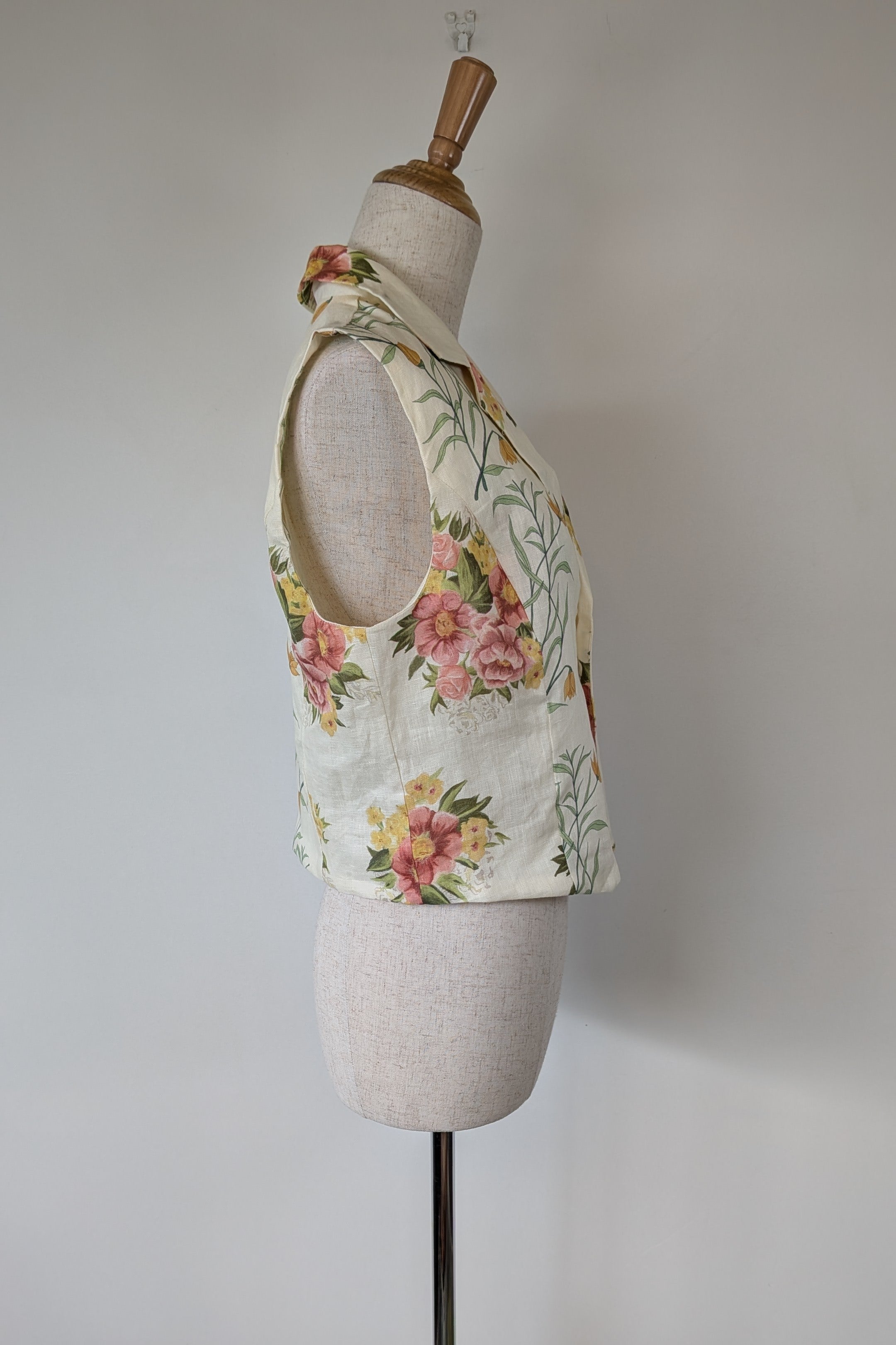 VRG GRL 100% Linen Floral Vest Size 8 BNWT