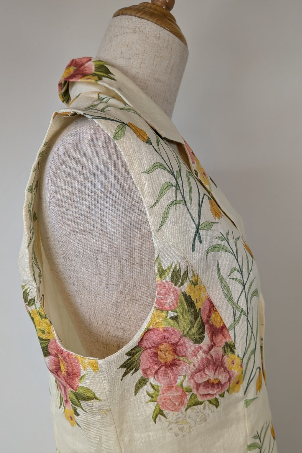 VRG GRL 100% Linen Floral Vest Size 8 BNWT