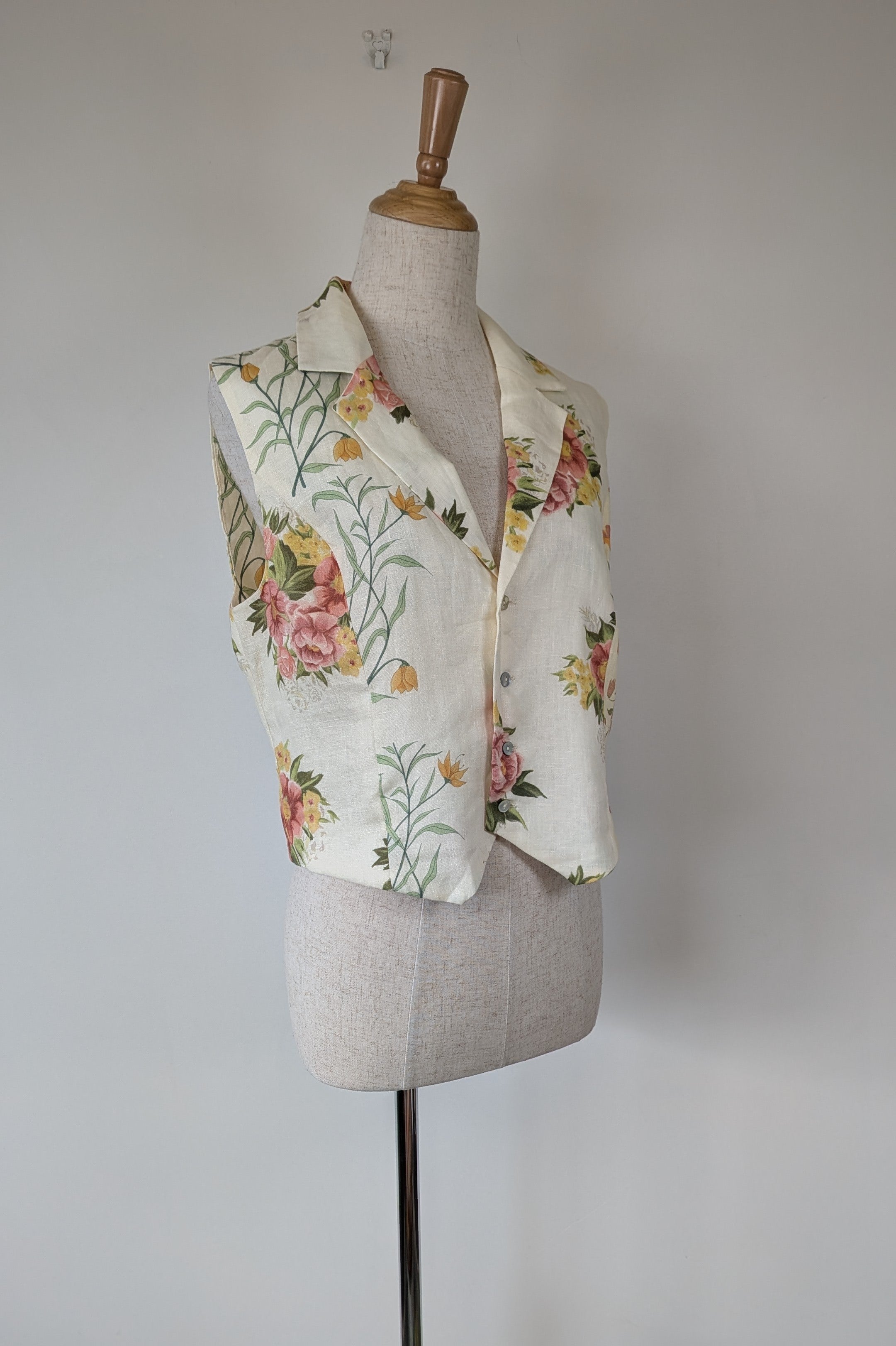 VRG GRL 100% Linen Floral Vest Size 8 BNWT