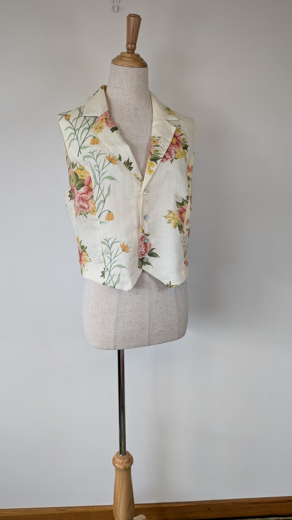 VRG GRL 100% Linen Floral Vest Size 8 BNWT