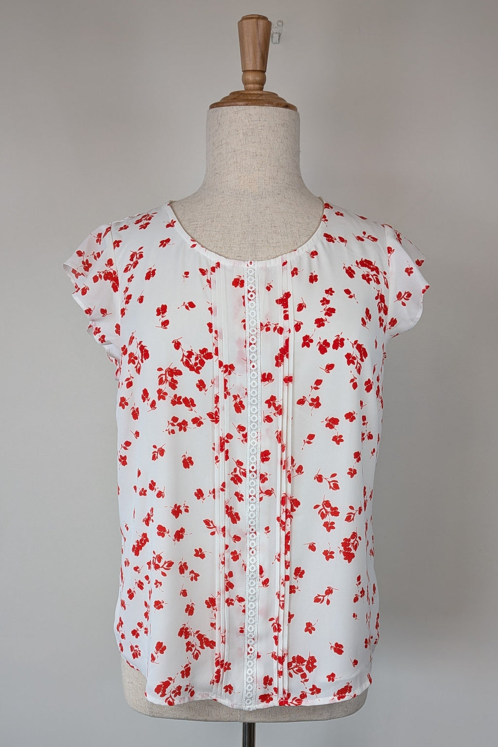Jacqui E White Red Floral Flutter Sleeve Top Size 18 BNWT RRP $79.95