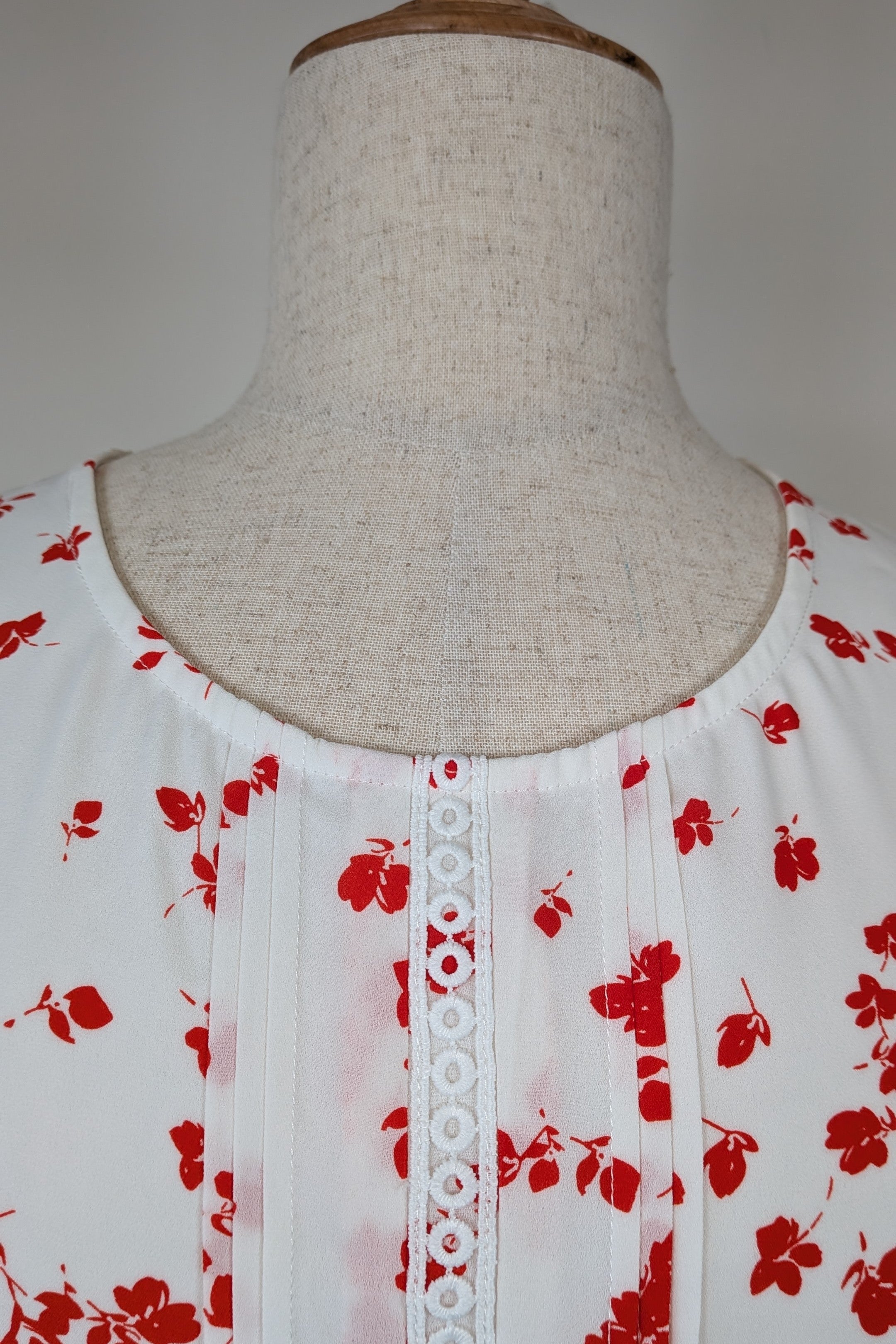 Jacqui E White & Red Floral Flutter Sleeve Top Size 18 Brand New With Tags RRP $79.95