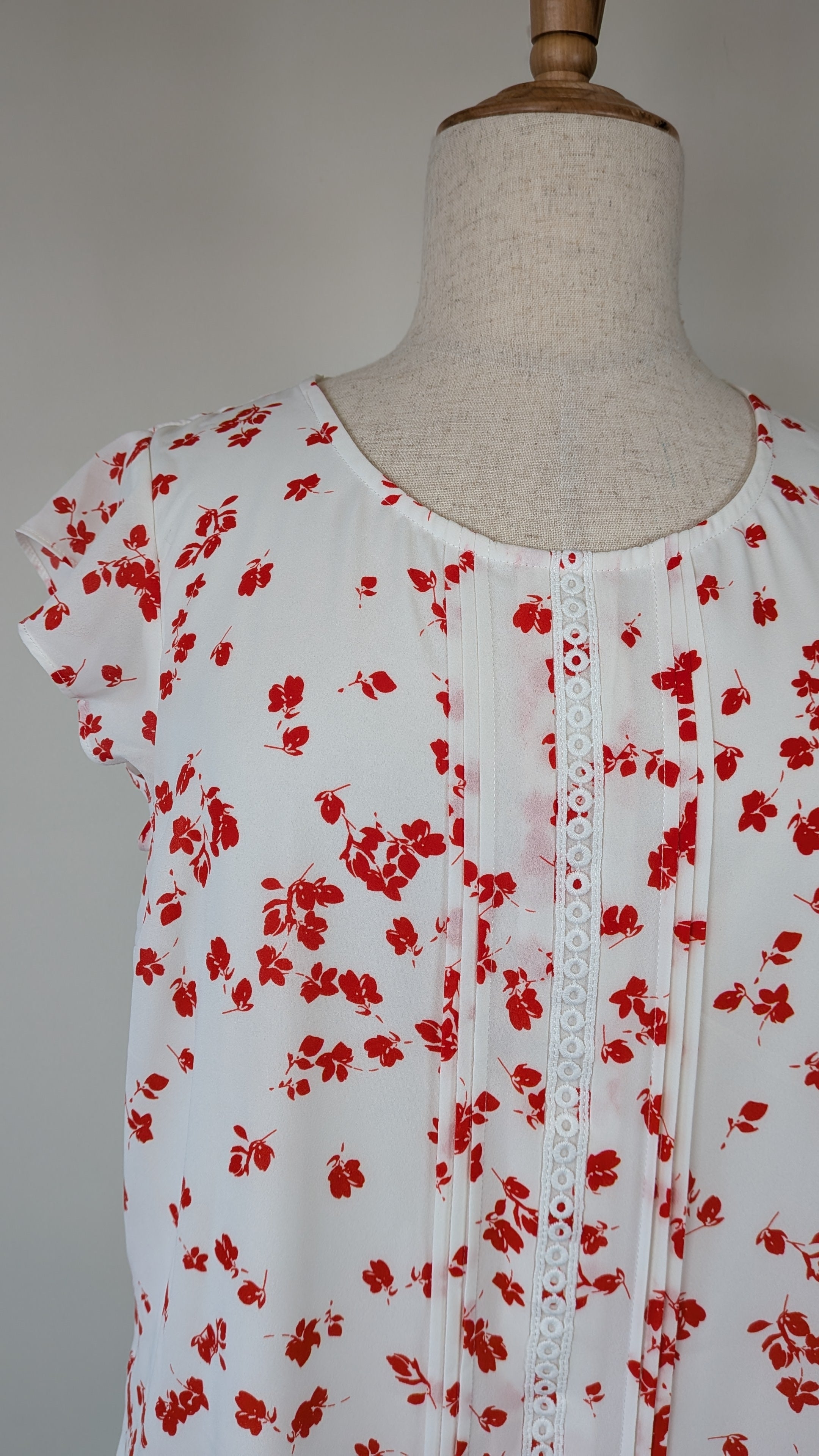 Jacqui E White & Red Floral Flutter Sleeve Top Size 18 Brand New With Tags RRP $79.95
