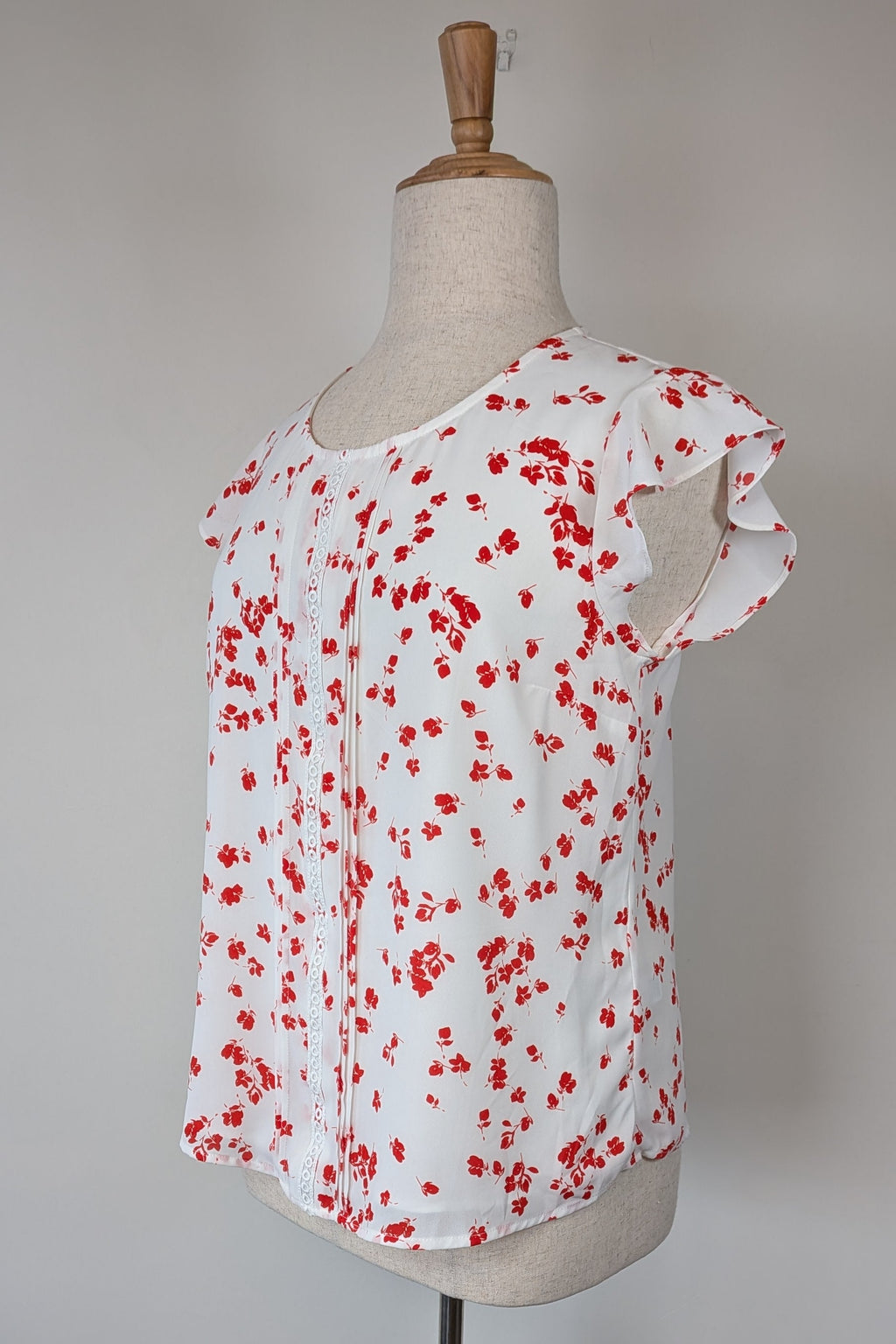 Jacqui E White Red Floral Flutter Sleeve Top Size 18 BNWT RRP $79.95