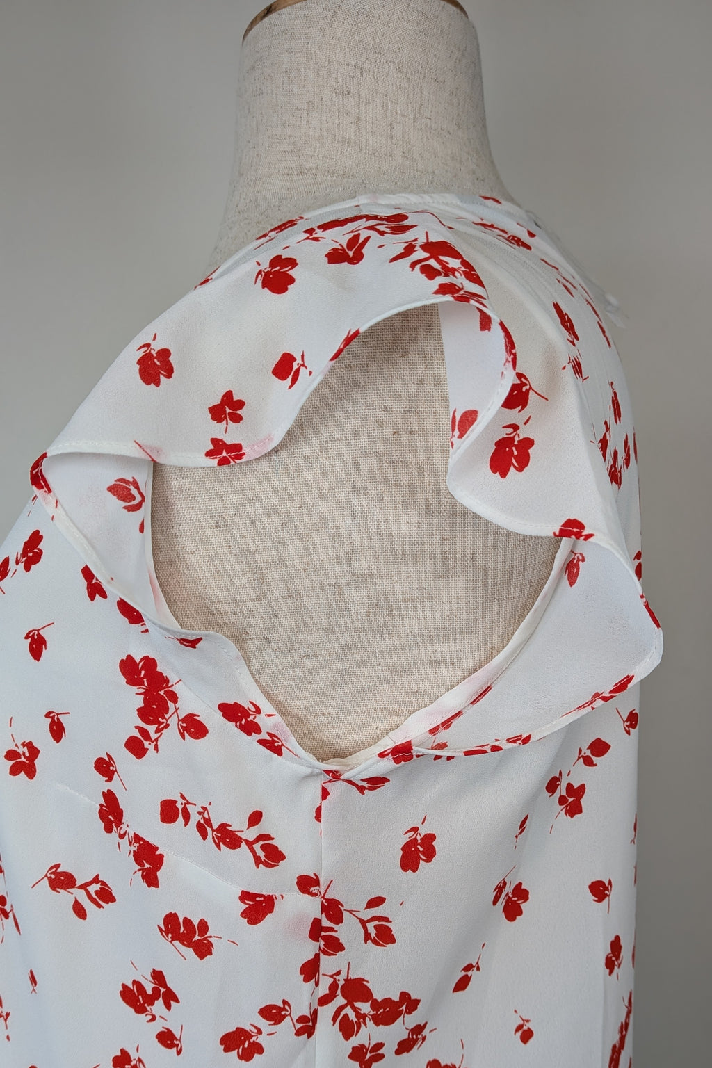 Jacqui E White Red Floral Flutter Sleeve Top Size 18 BNWT RRP $79.95