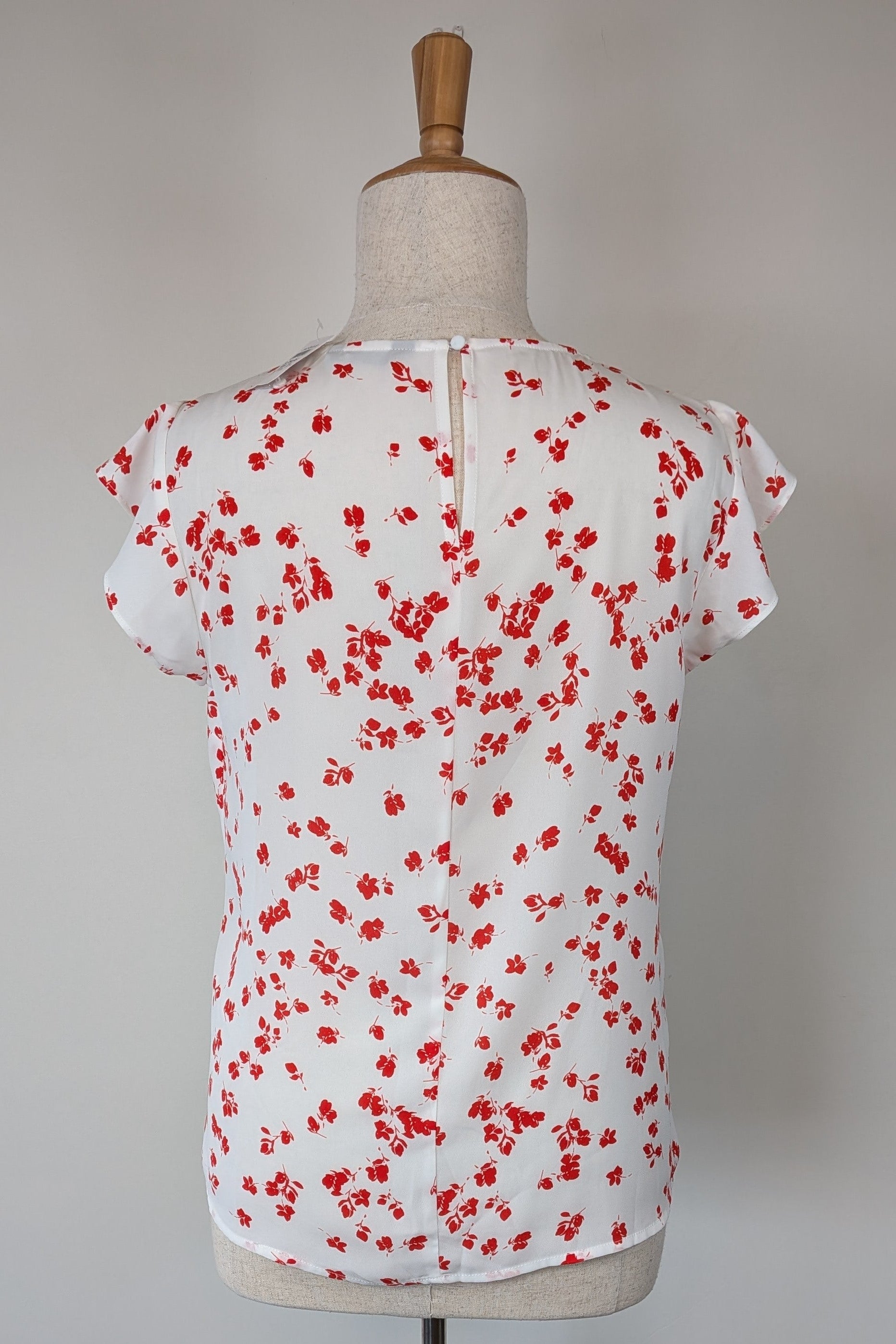 Jacqui E White Red Floral Flutter Sleeve Top Size 18 BNWT RRP $79.95