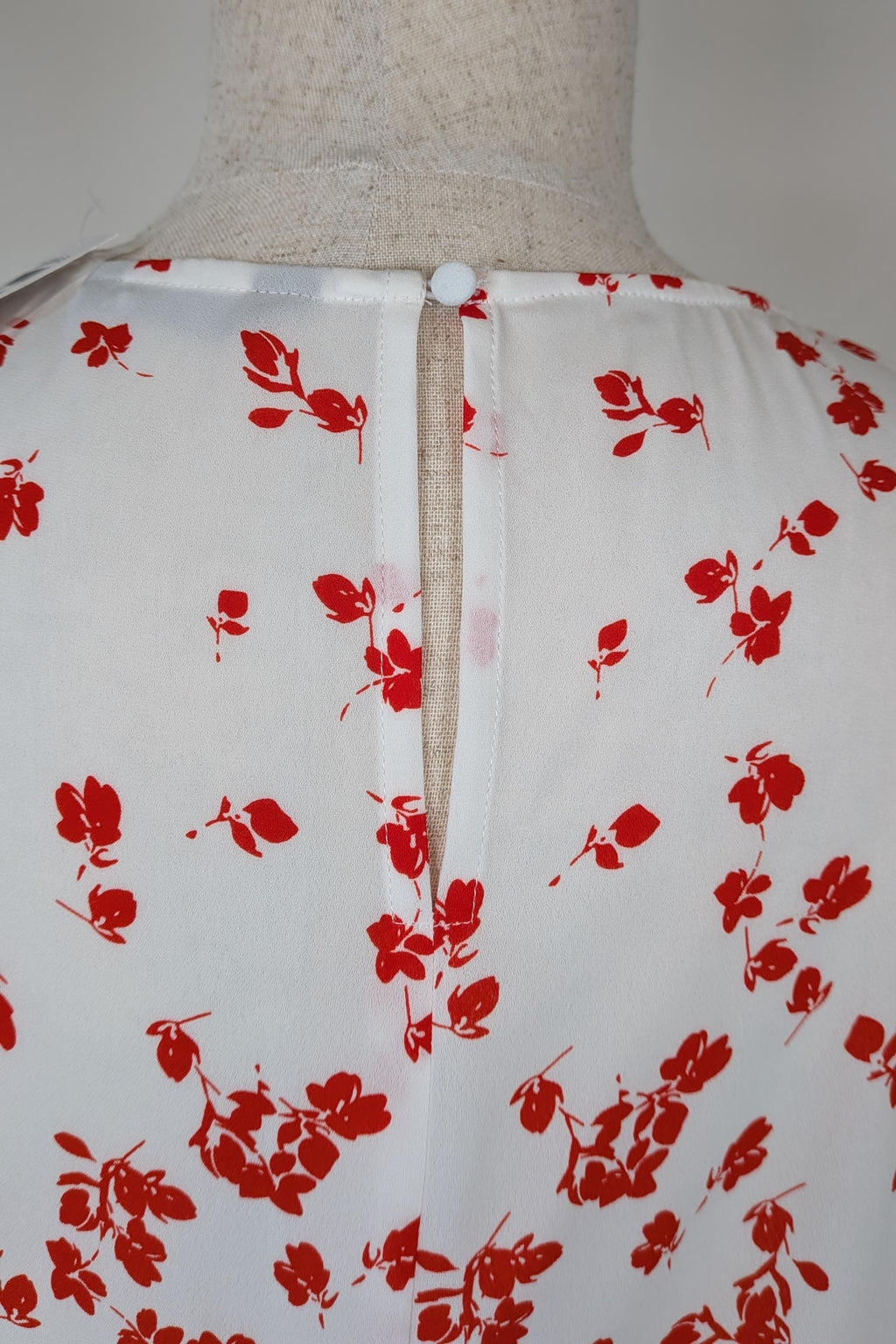 Jacqui E White Red Floral Flutter Sleeve Top Size 18 BNWT RRP $79.95