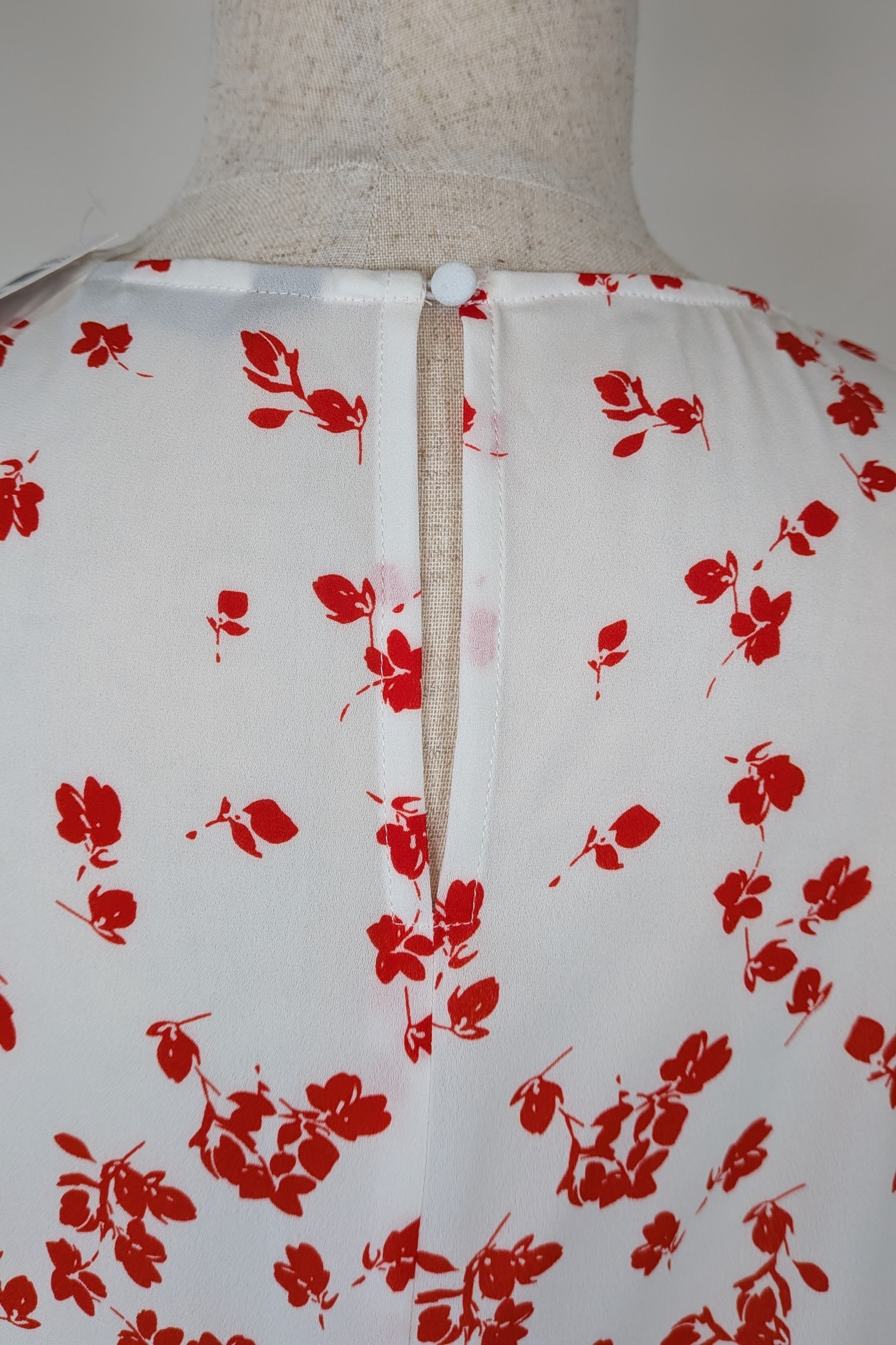 Jacqui E White Red Floral Flutter Sleeve Top Size 18 BNWT RRP $79.95