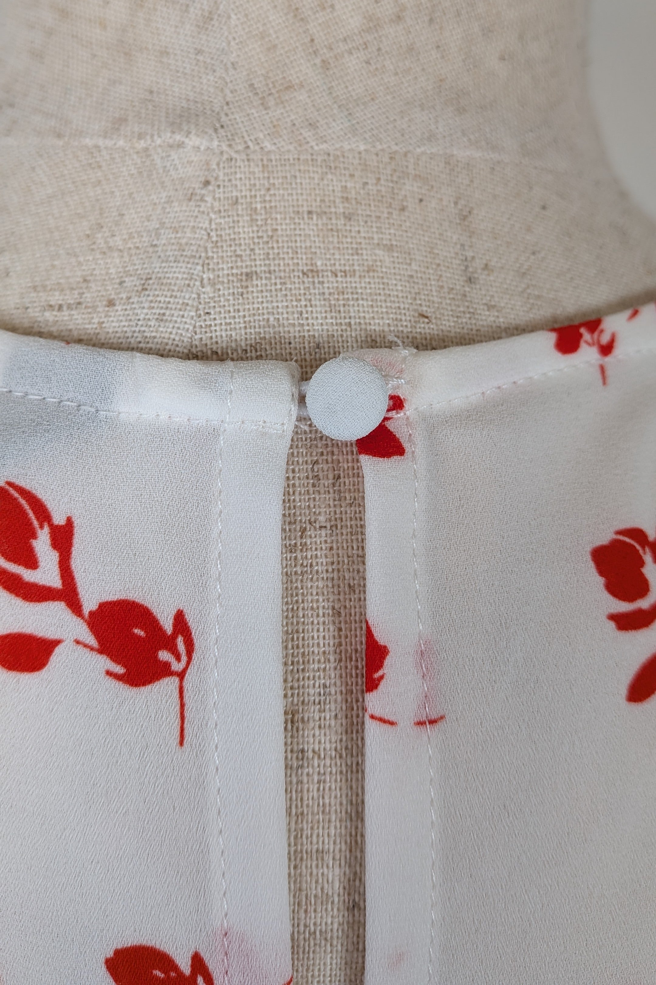 Jacqui E White Red Floral Flutter Sleeve Top Size 18 BNWT RRP $79.95
