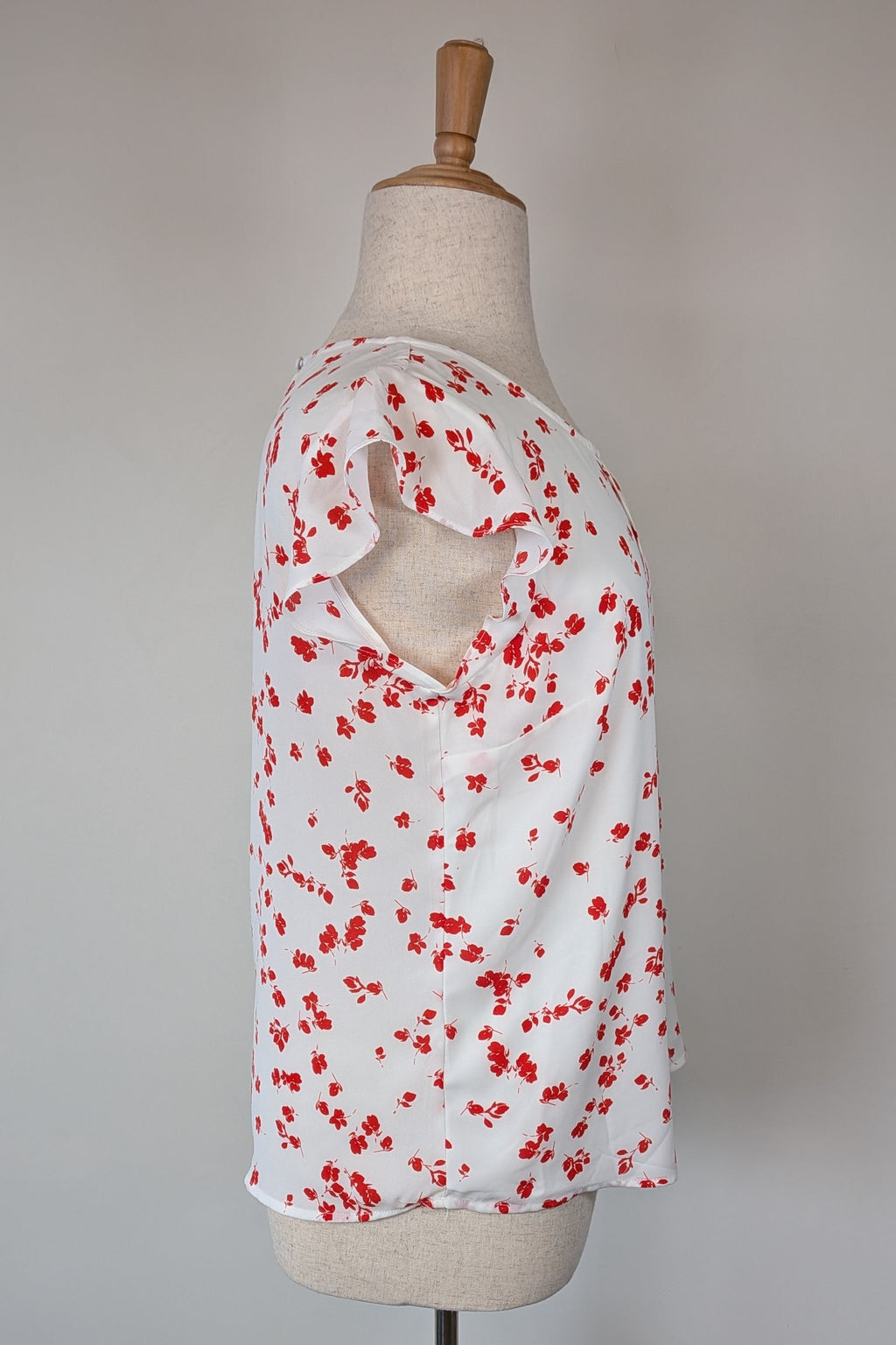 Jacqui E White Red Floral Flutter Sleeve Top Size 18 BNWT RRP $79.95