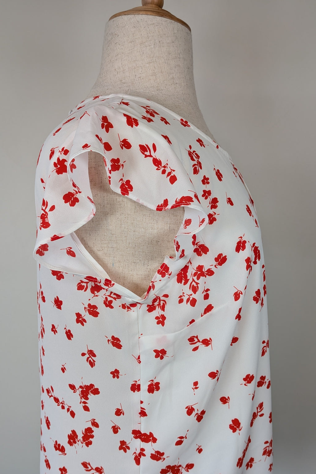 Jacqui E White Red Floral Flutter Sleeve Top Size 18 BNWT RRP $79.95