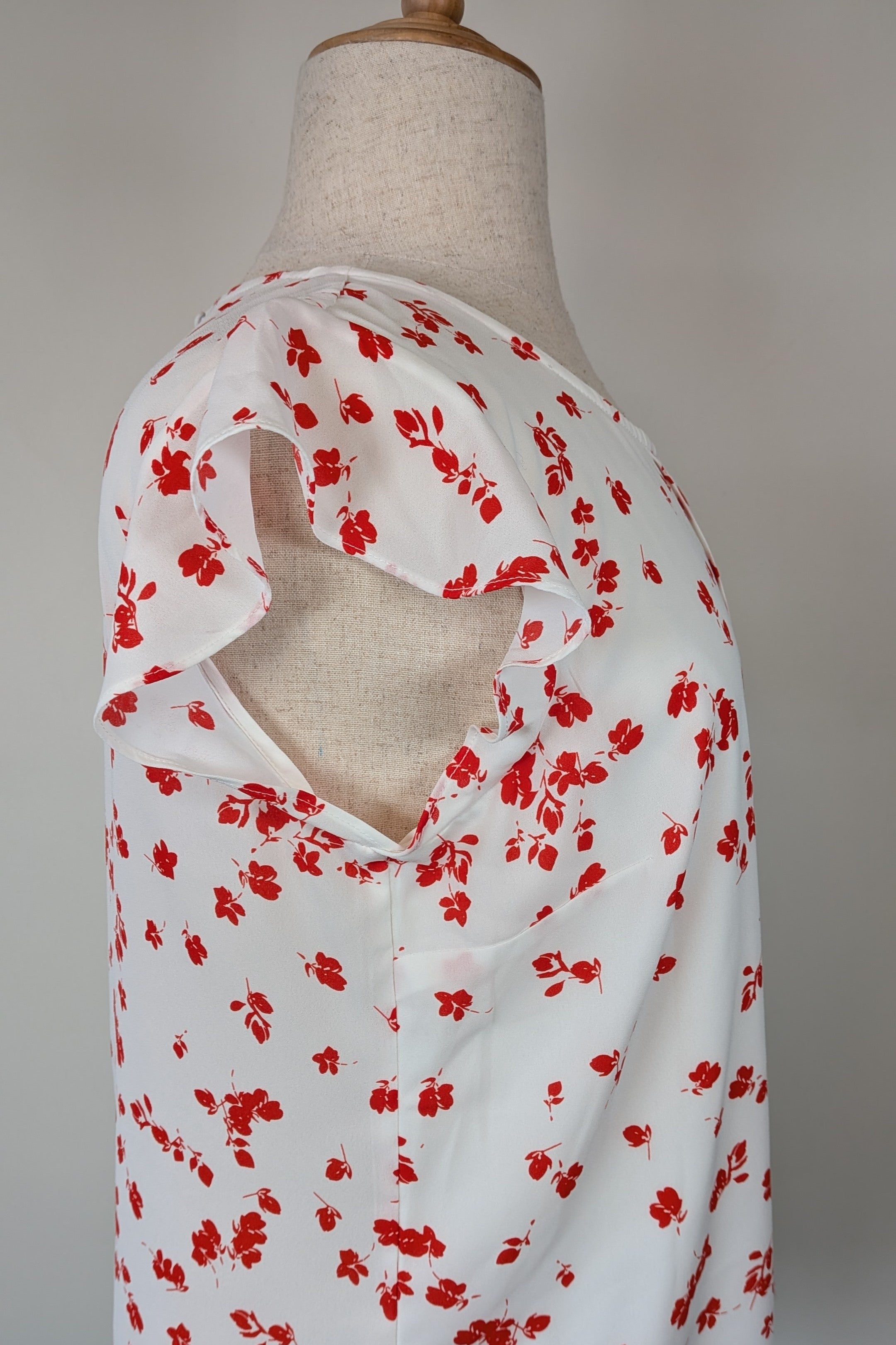 Jacqui E White Red Floral Flutter Sleeve Top Size 18 BNWT RRP $79.95