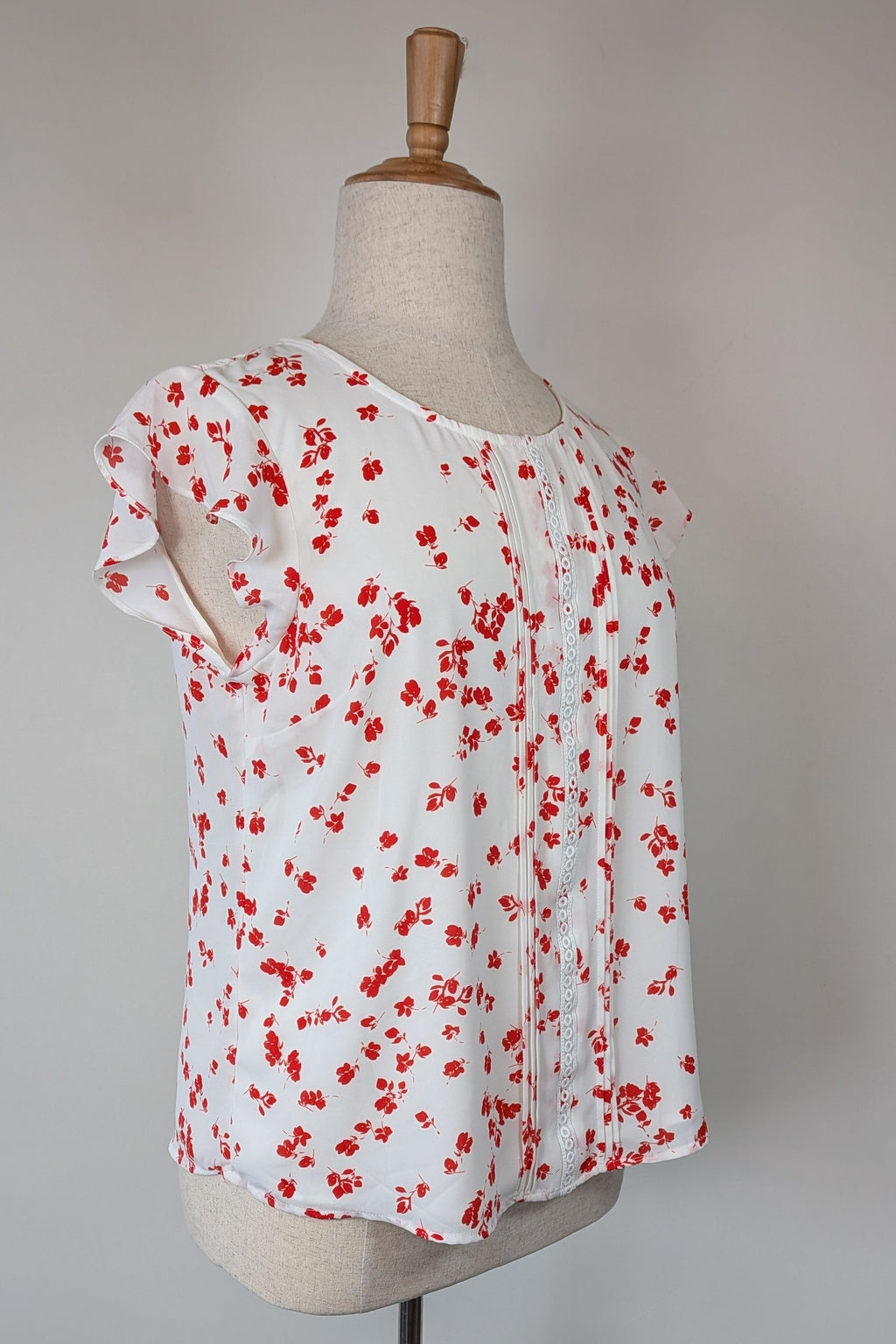 Jacqui E White Red Floral Flutter Sleeve Top Size 18 BNWT RRP $79.95
