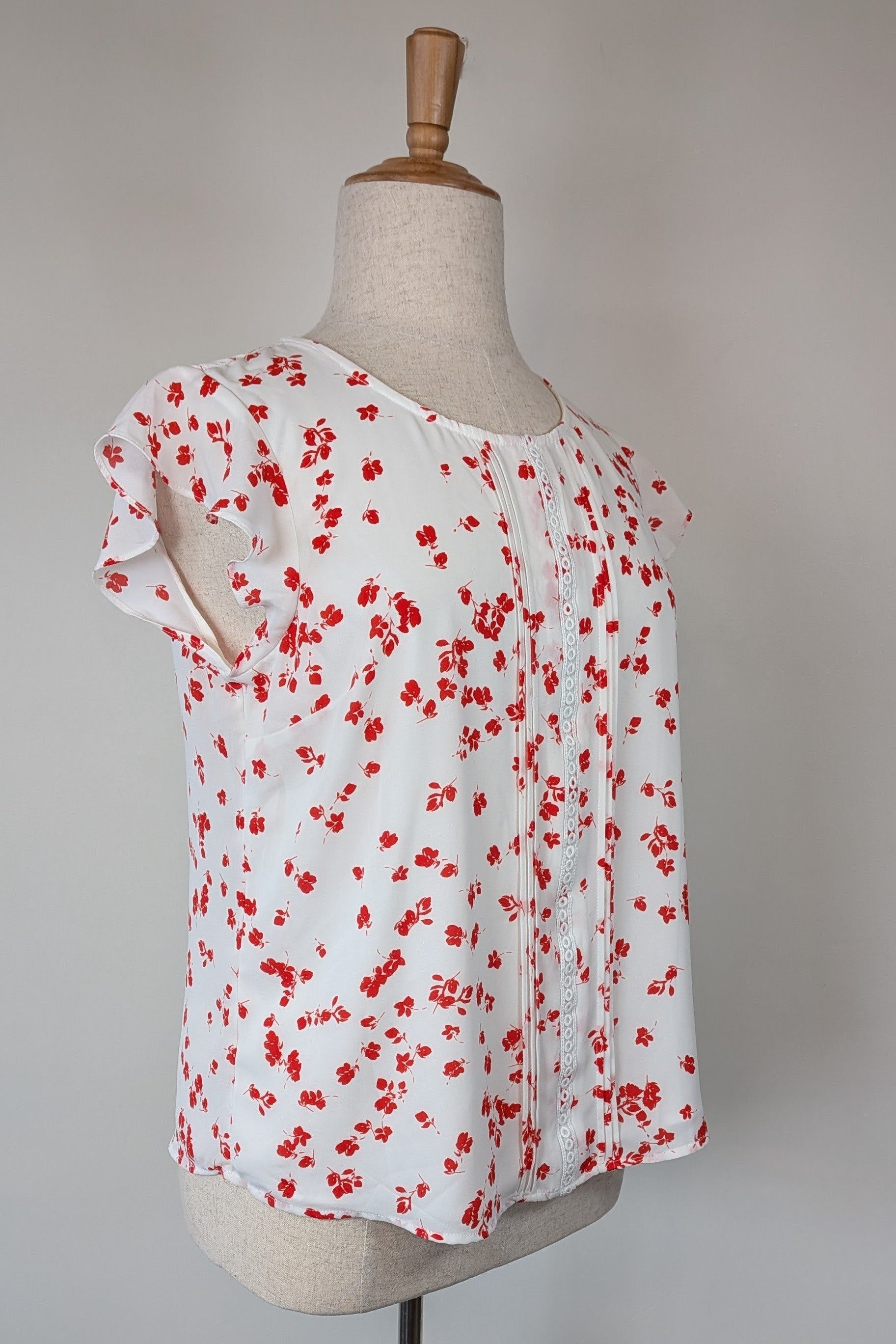 Jacqui E White Red Floral Flutter Sleeve Top Size 18 BNWT RRP $79.95