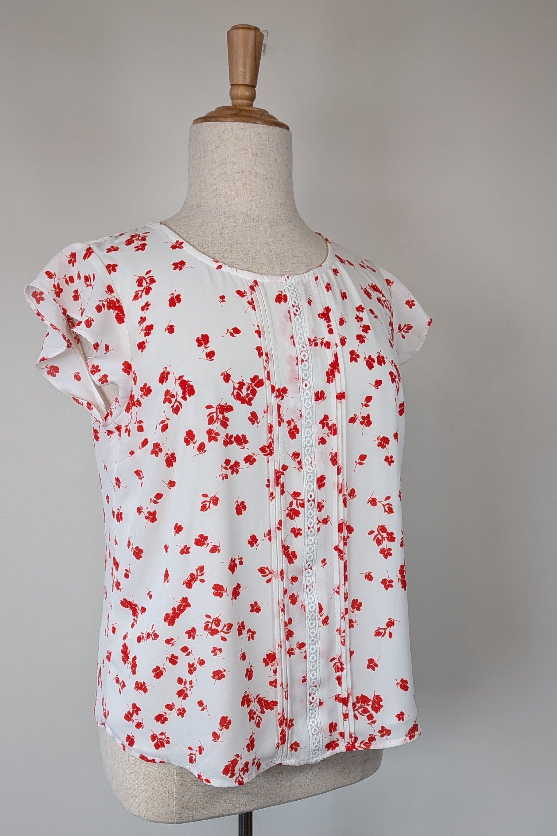 Jacqui E White Red Floral Flutter Sleeve Top Size 18 BNWT RRP $79.95