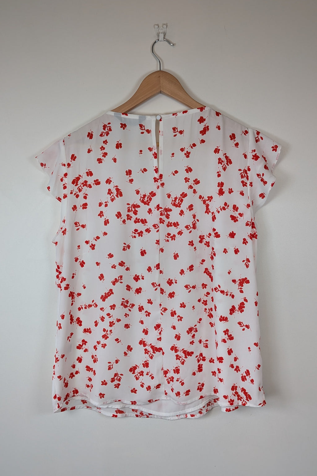 Jacqui E White Red Floral Flutter Sleeve Top Size 18 BNWT RRP $79.95