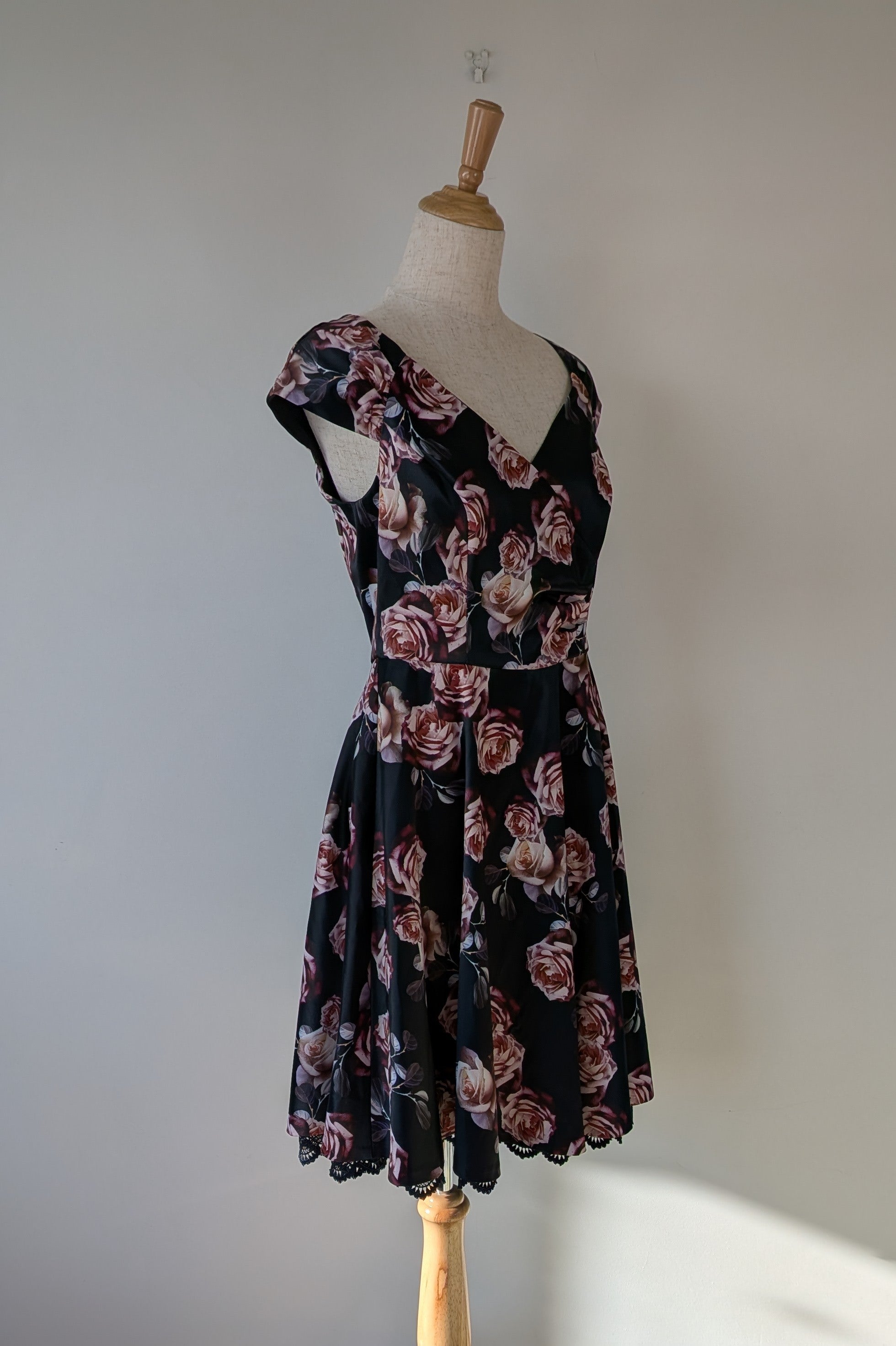Review Midnight Dahlia Dress in Navy Size 10