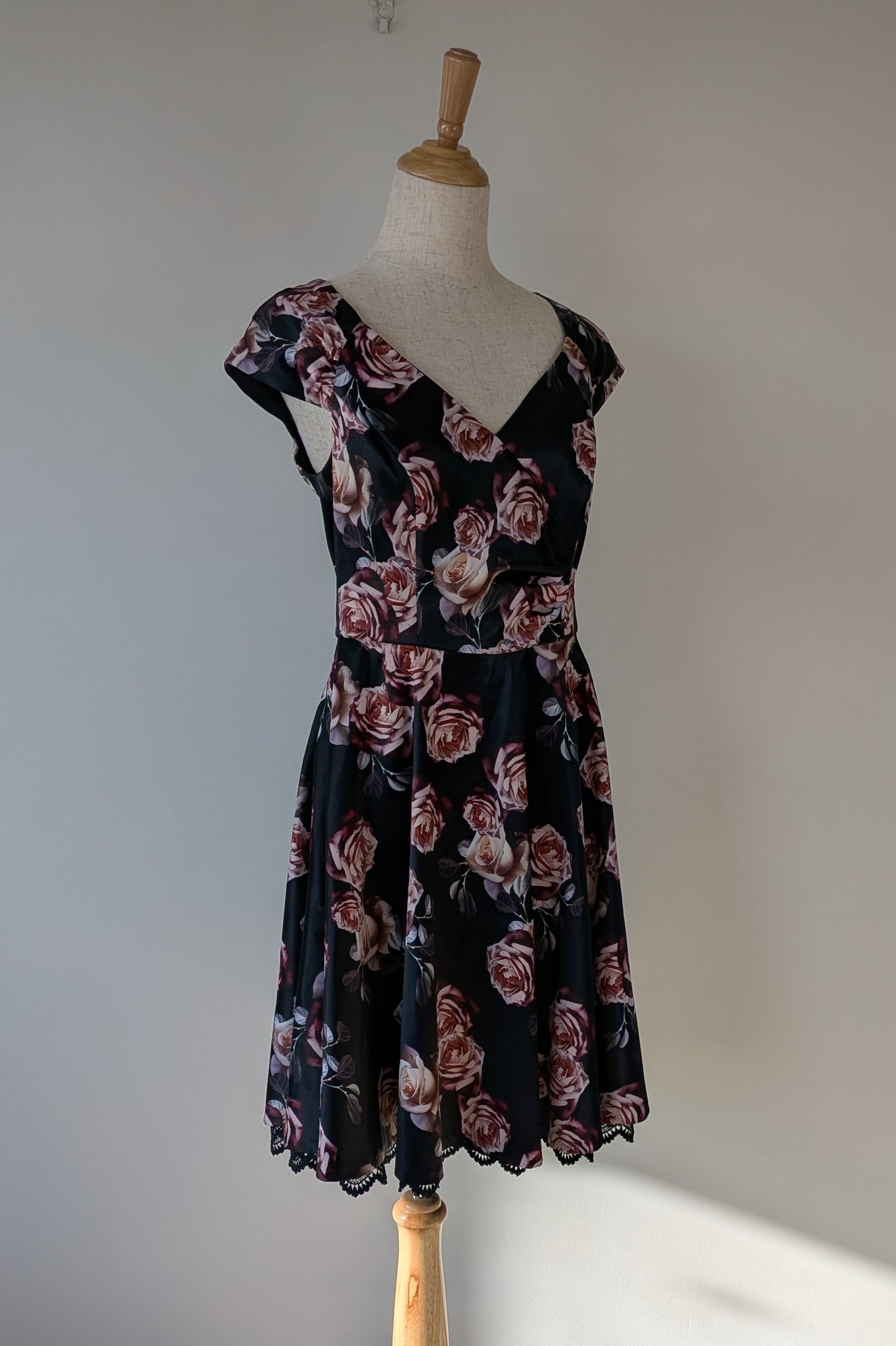 Review Midnight Dahlia Dress in Navy Size 10