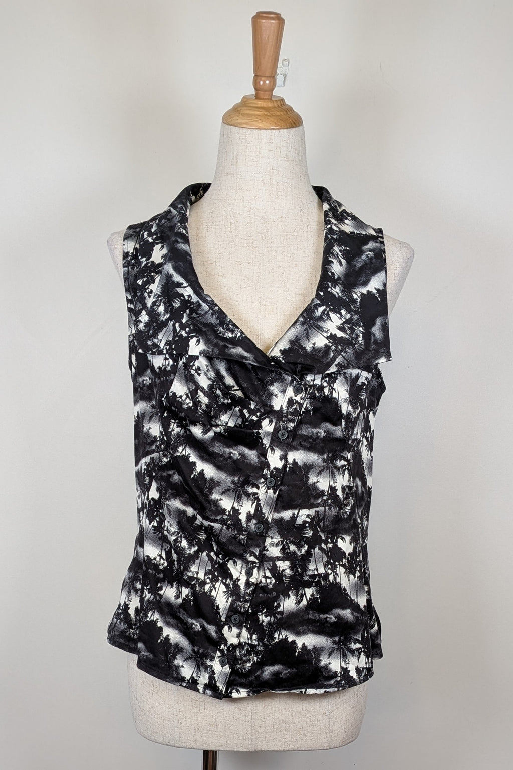 Cue Monochrome Tropical Print Sleeveless Shirt Size 12