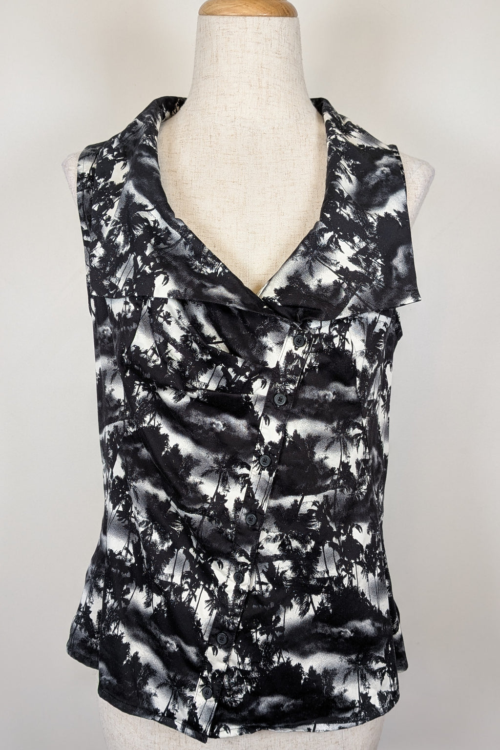 Cue Monochrome Tropical Print Sleeveless Shirt Size 12