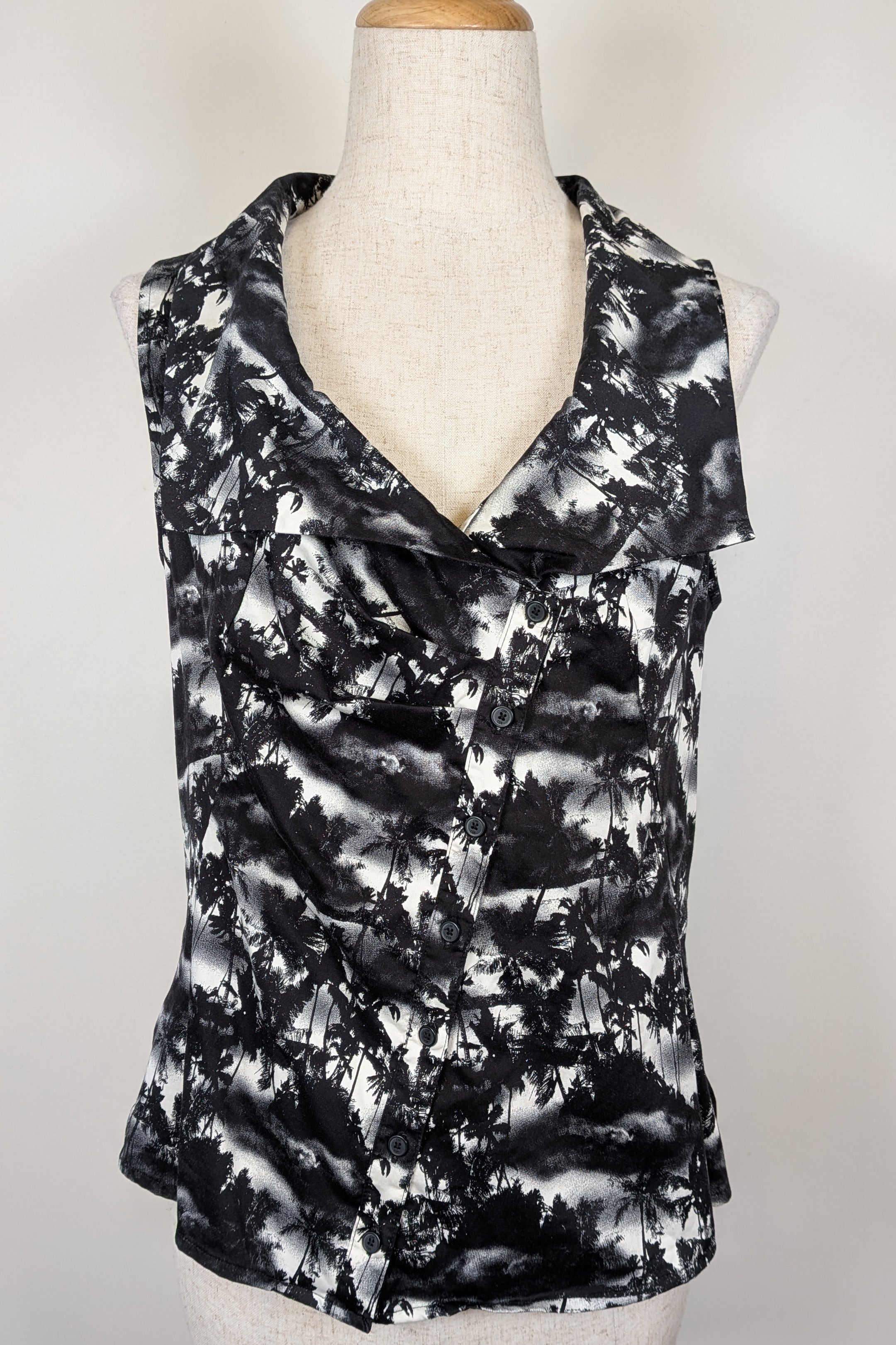 Cue Monochrome Tropical Print Sleeveless Shirt Size 12