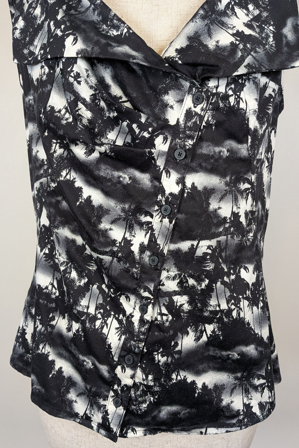 Cue Monochrome Tropical Print Sleeveless Shirt Size 12
