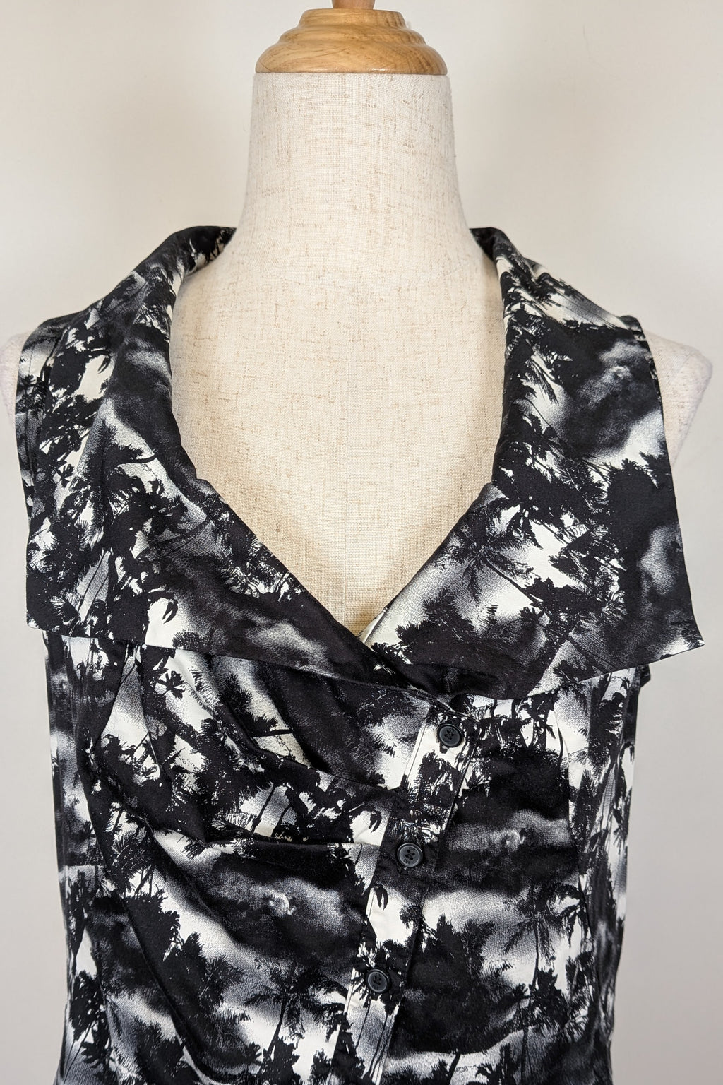 Cue Monochrome Tropical Print Sleeveless Shirt Size 12